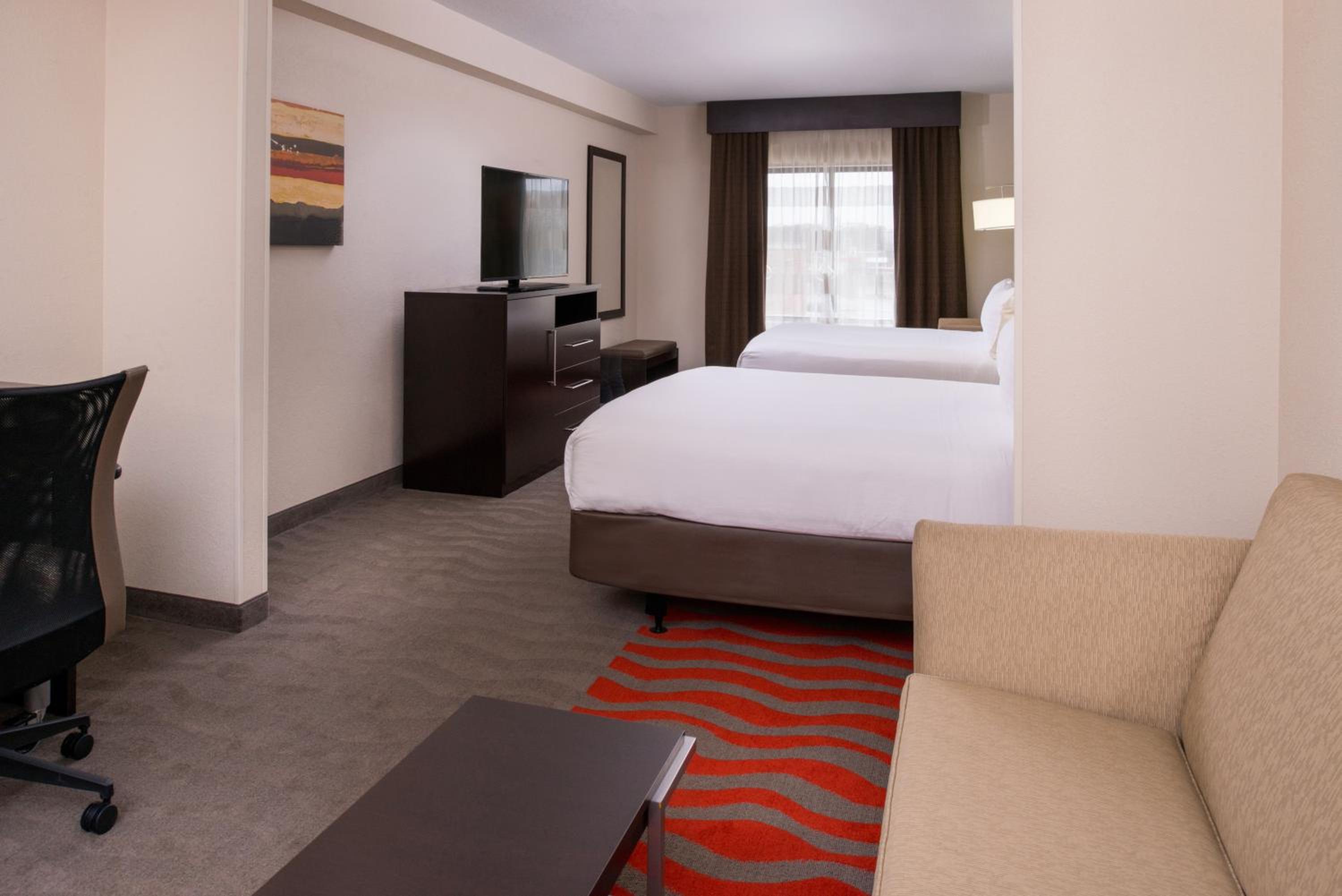 Queen Room with Two Queen Beds - Disability Access with Bath Tub photo 3