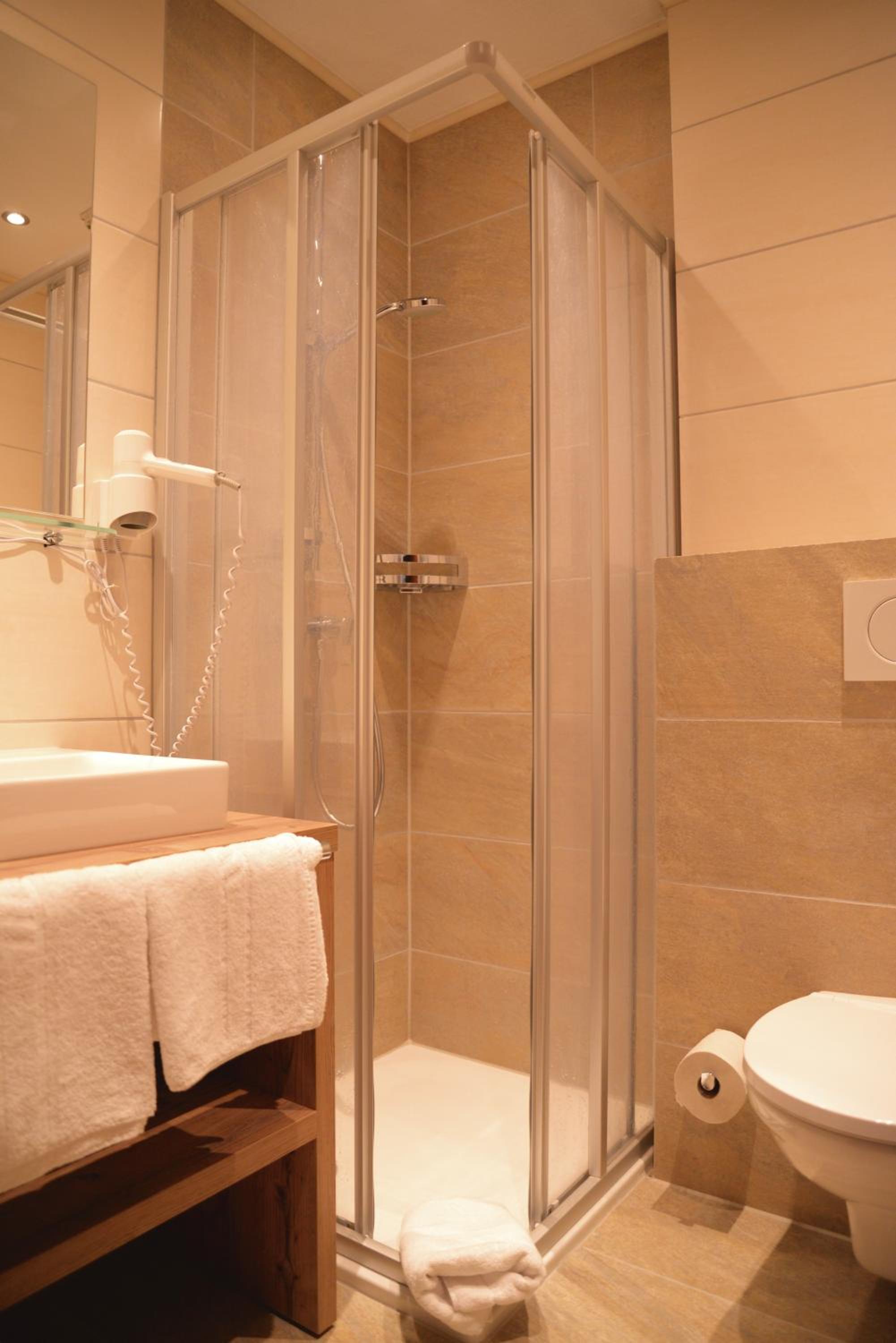 Double Room with Balcony - Photo 9