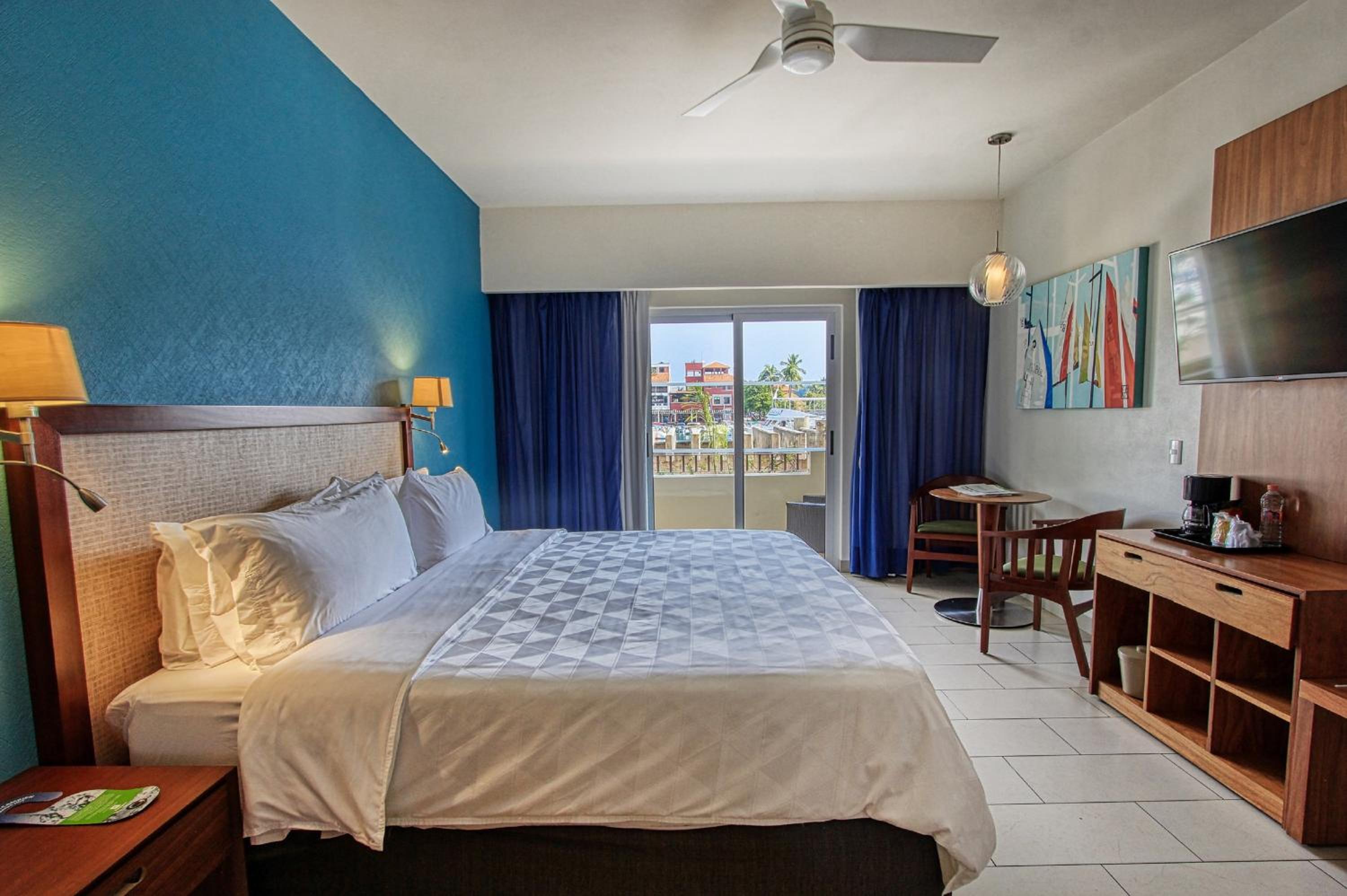 Standard King Room - Accessible photo 1