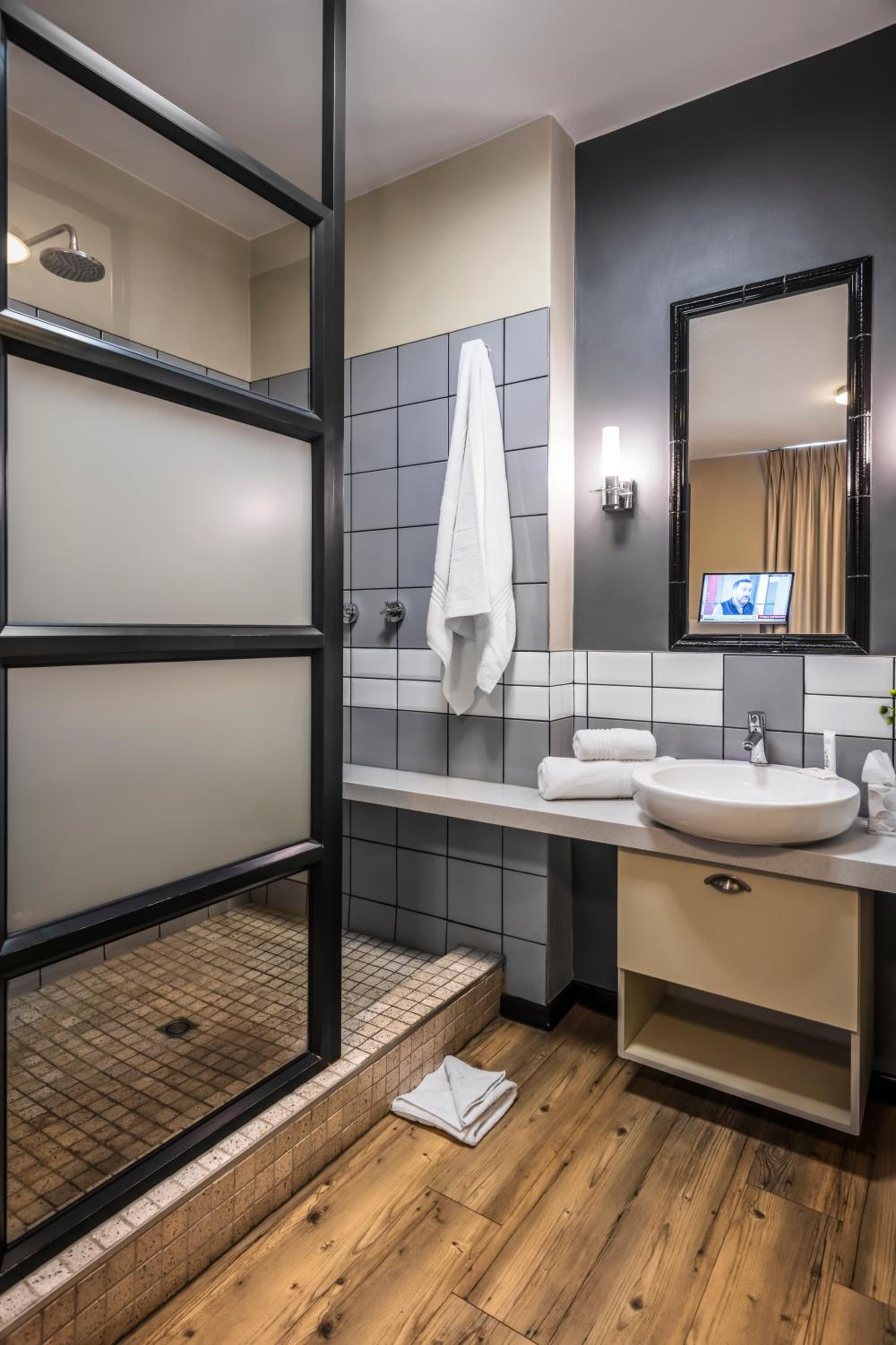 Two-Bedroom Two Bathroom Apartment photo 2