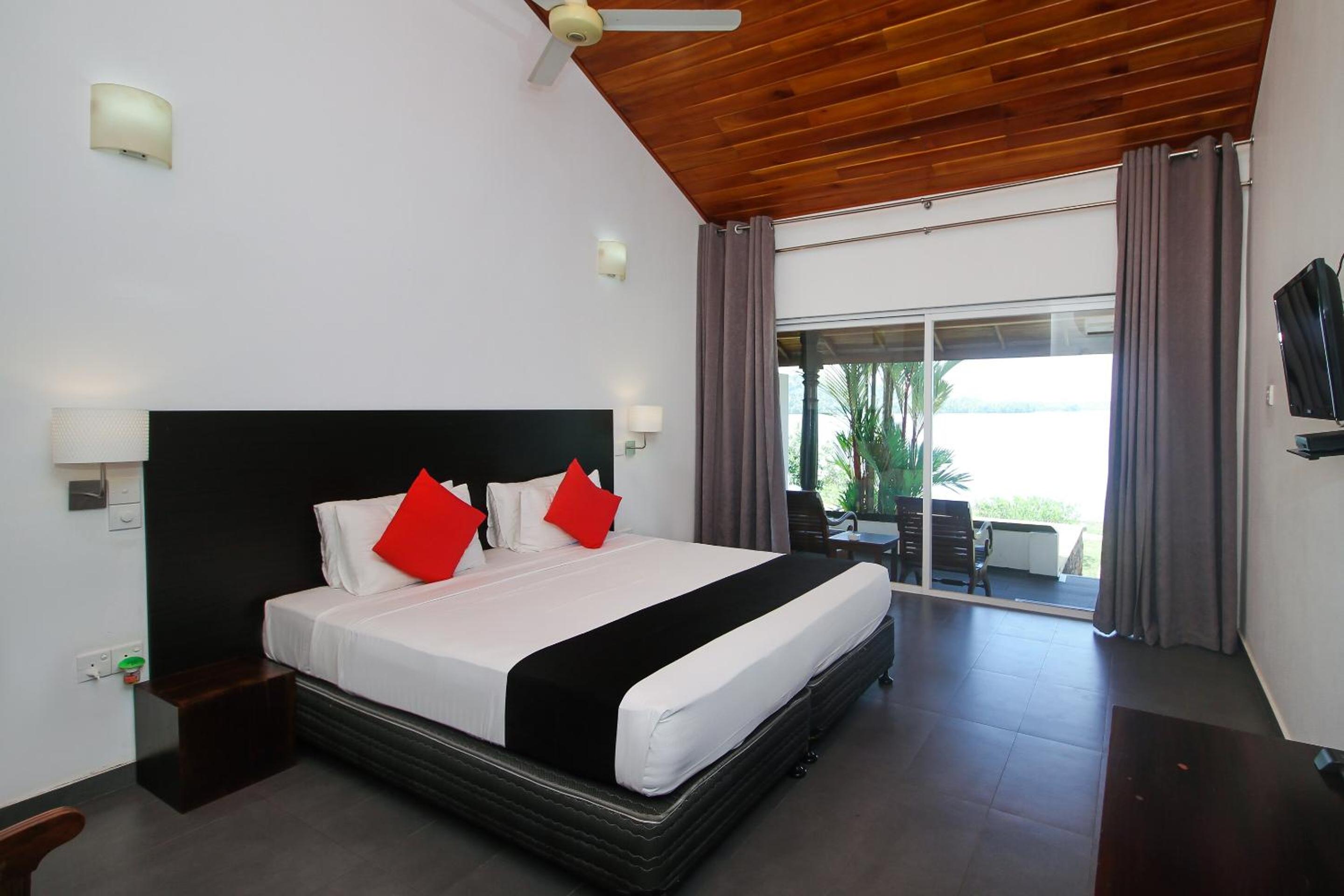 Deluxe Double or Twin Room with Lake View photo 2