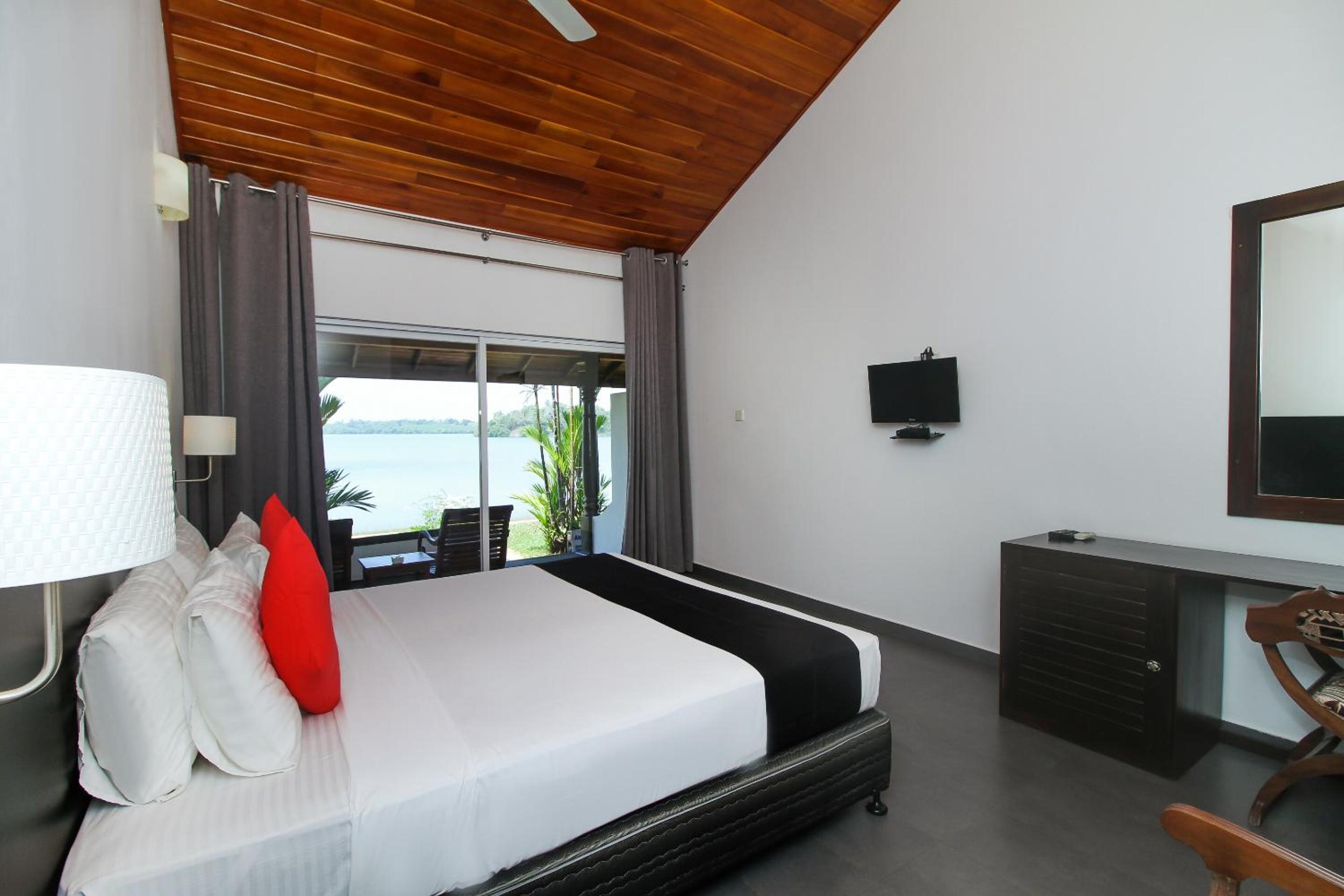 Deluxe Double or Twin Room with Lake View photo 3