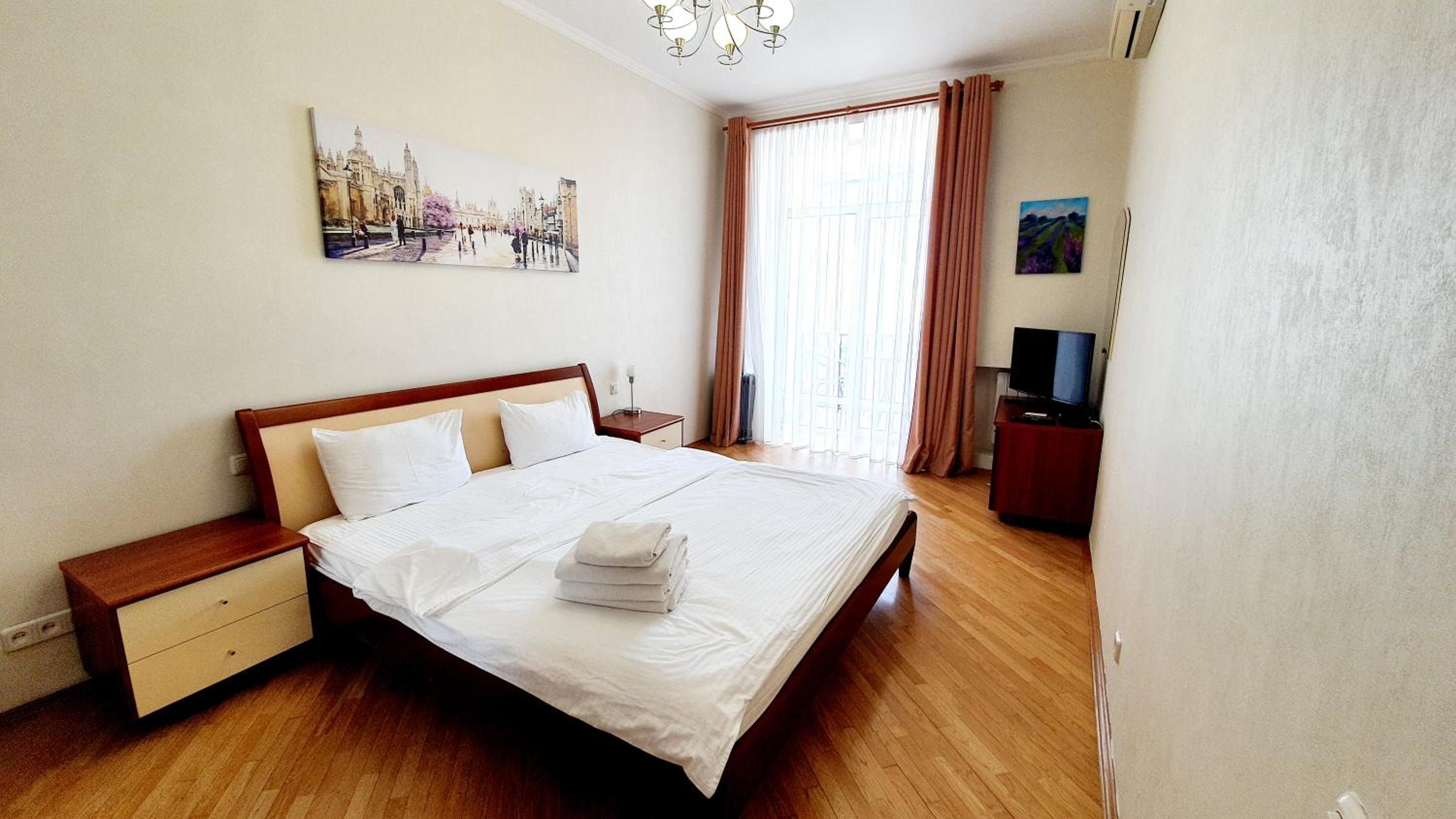 Deluxe 1-bedroom apartment- 2 Borysa Hrynchenka str