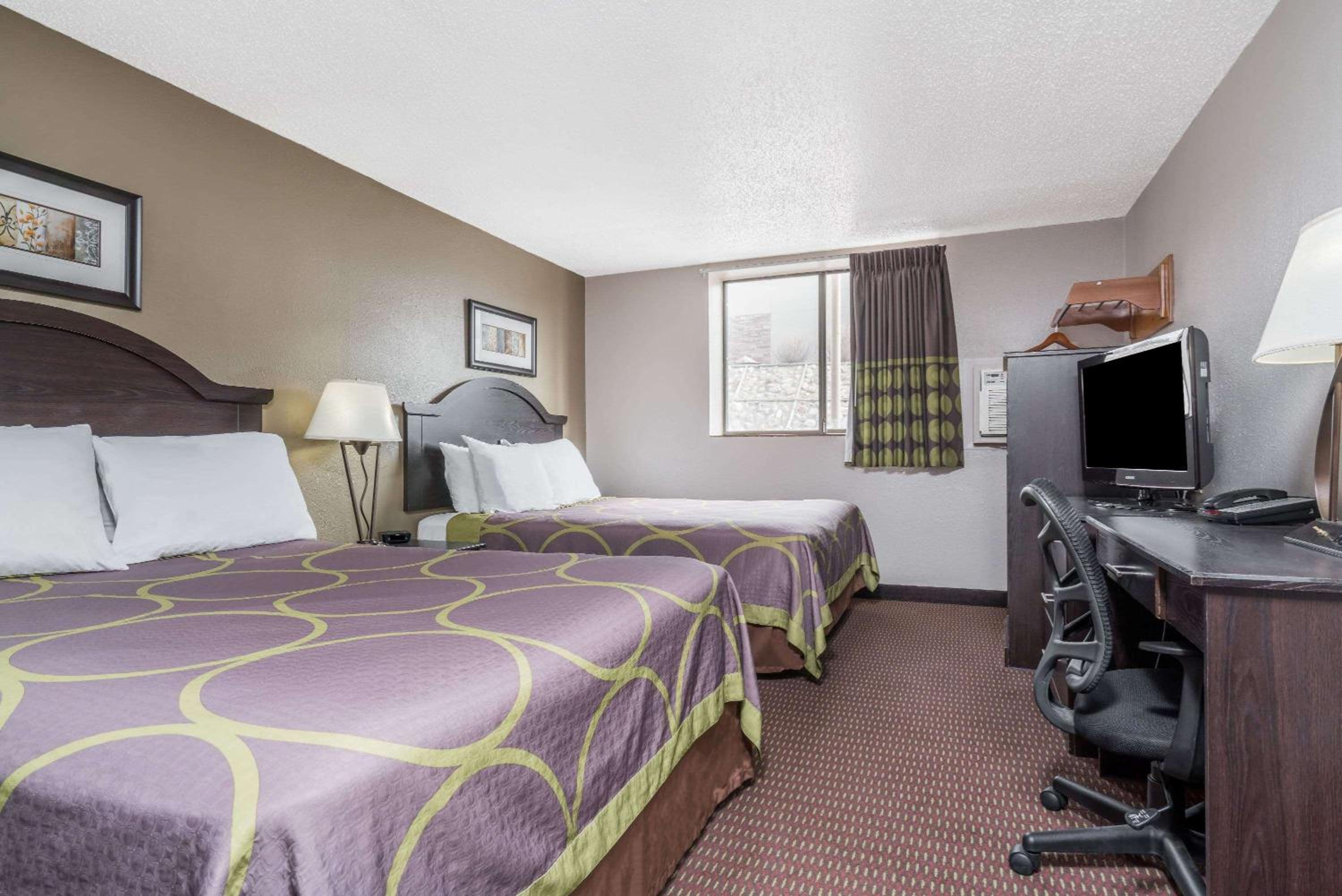 Queen Room with Two Queen Beds - Non-Smoking - Photo 1