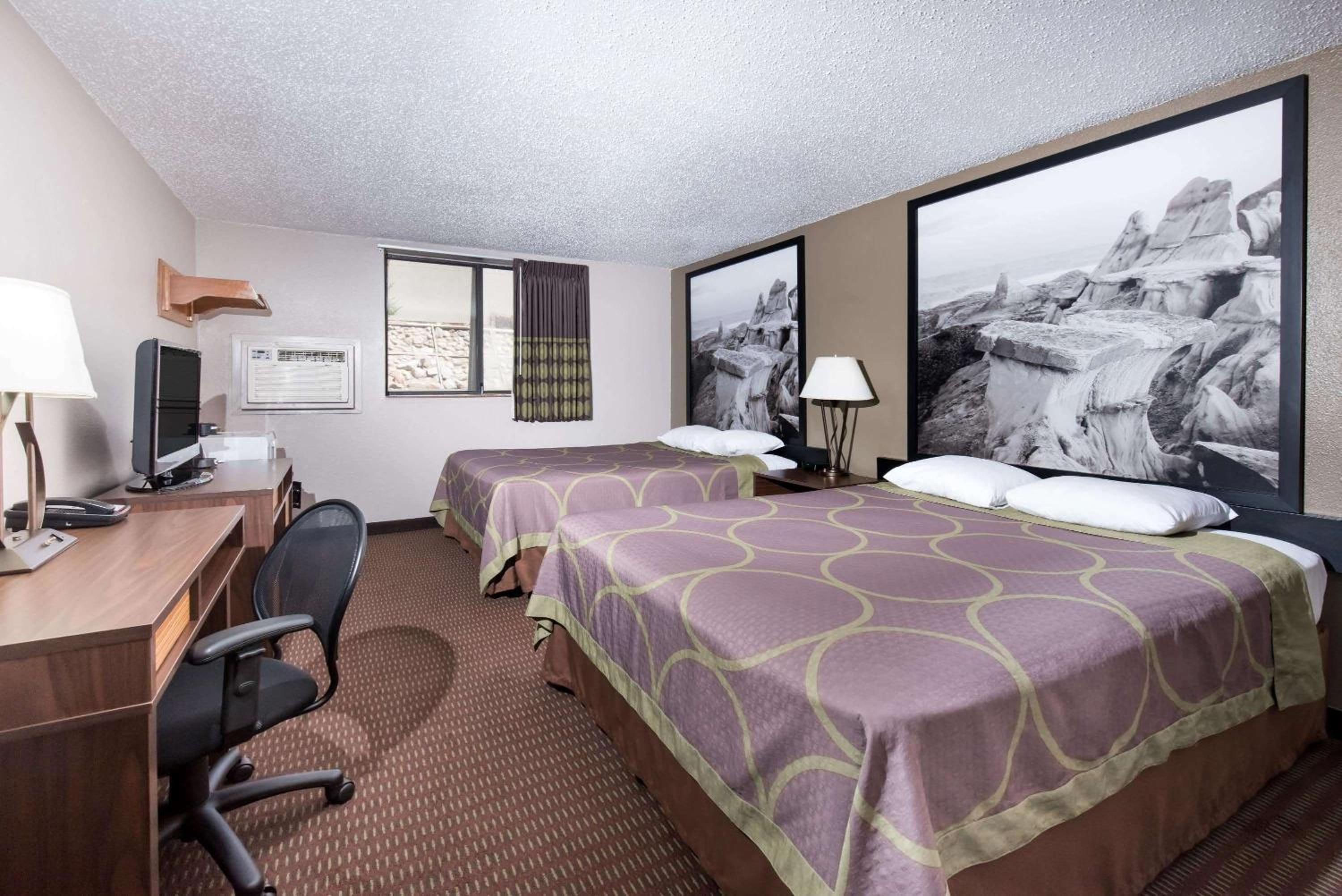 Queen Room with Two Queen Beds - Non-Smoking - Photo 9