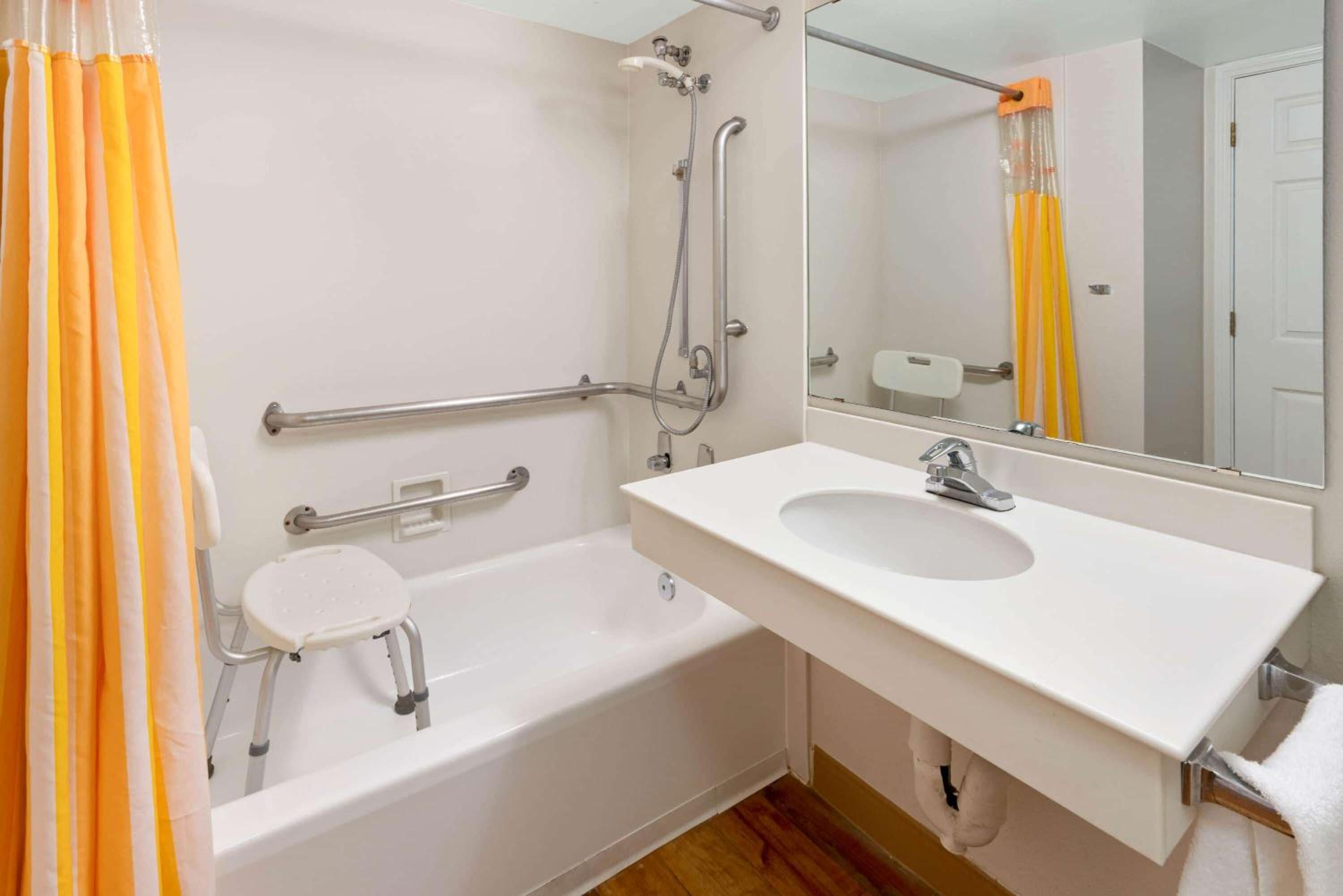 Double Room with Two Double Beds - Mobility Access/Non-Smoking - Photo 2