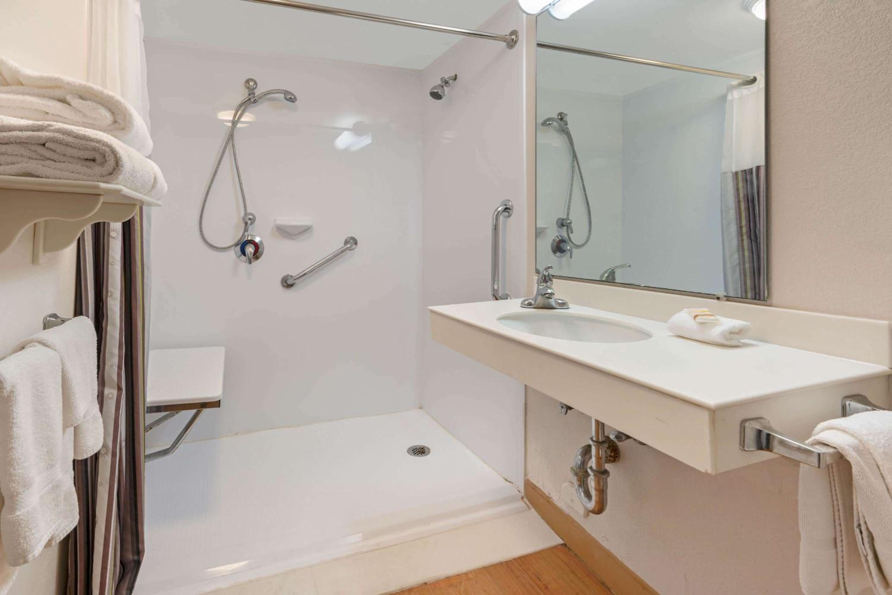 Double Room with Two Double Beds - Mobility Access/Non-Smoking - Photo 3