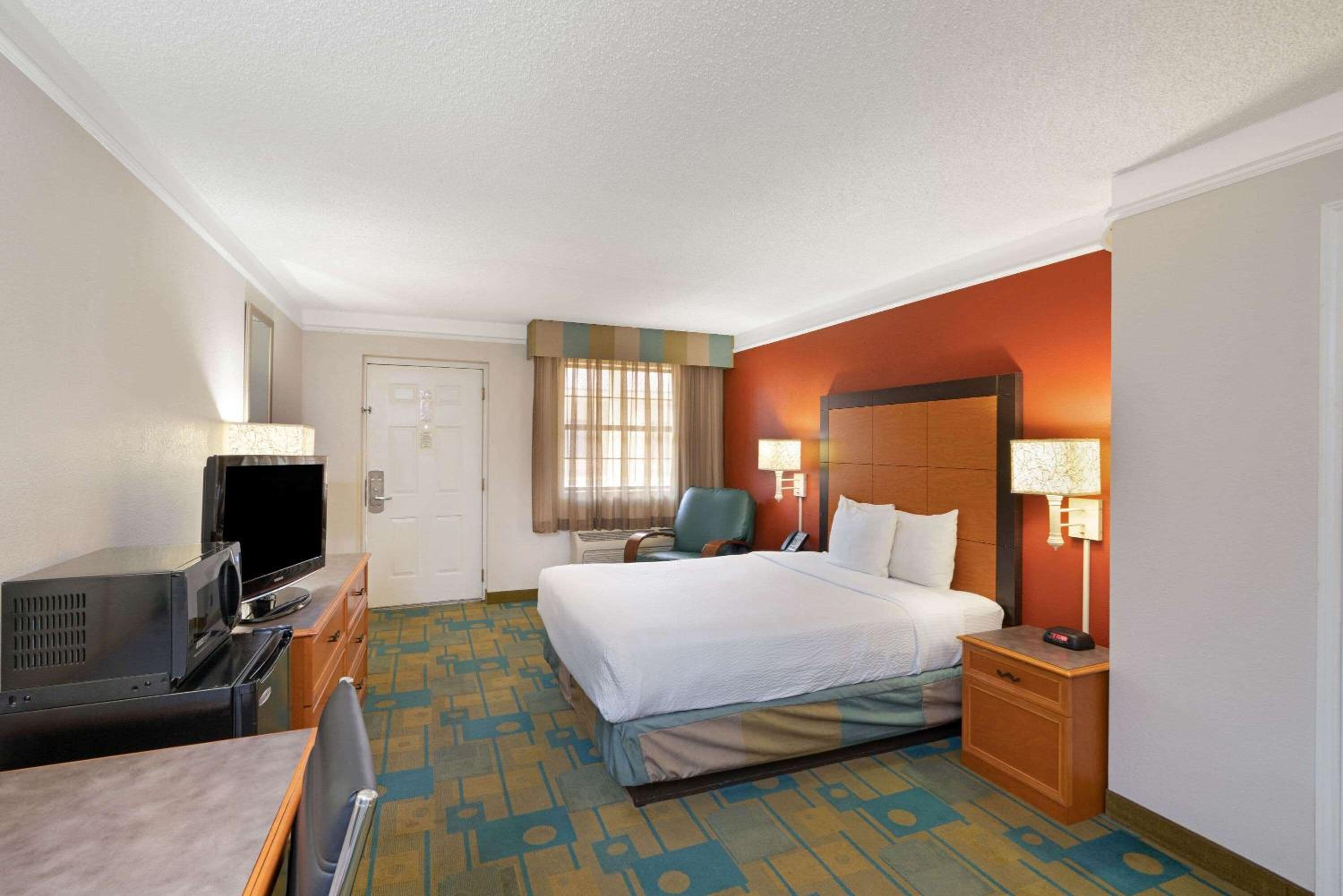 Queen Room - Photo 2