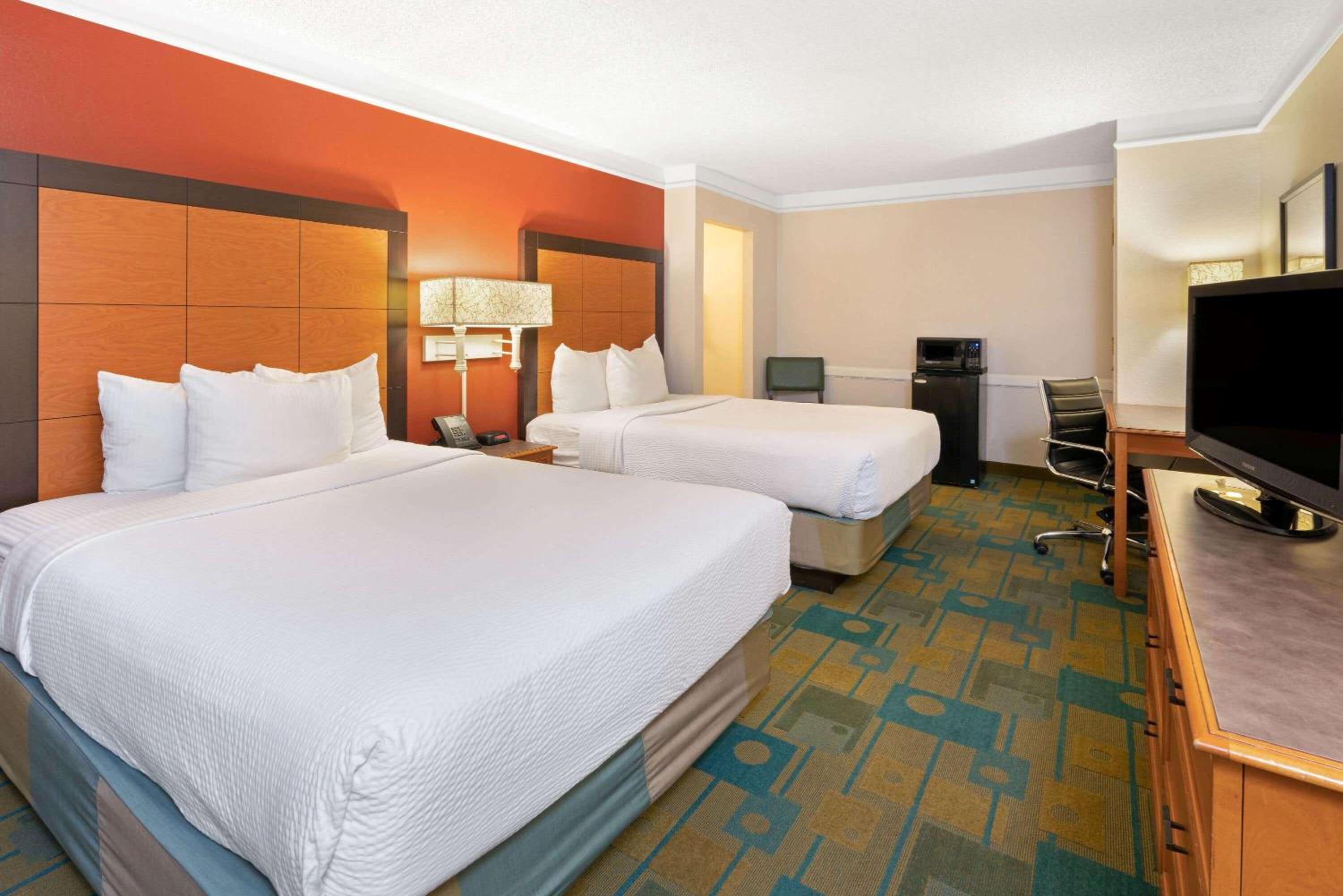 Deluxe Double Room with Two Double Beds - Non-Smoking - Photo 2