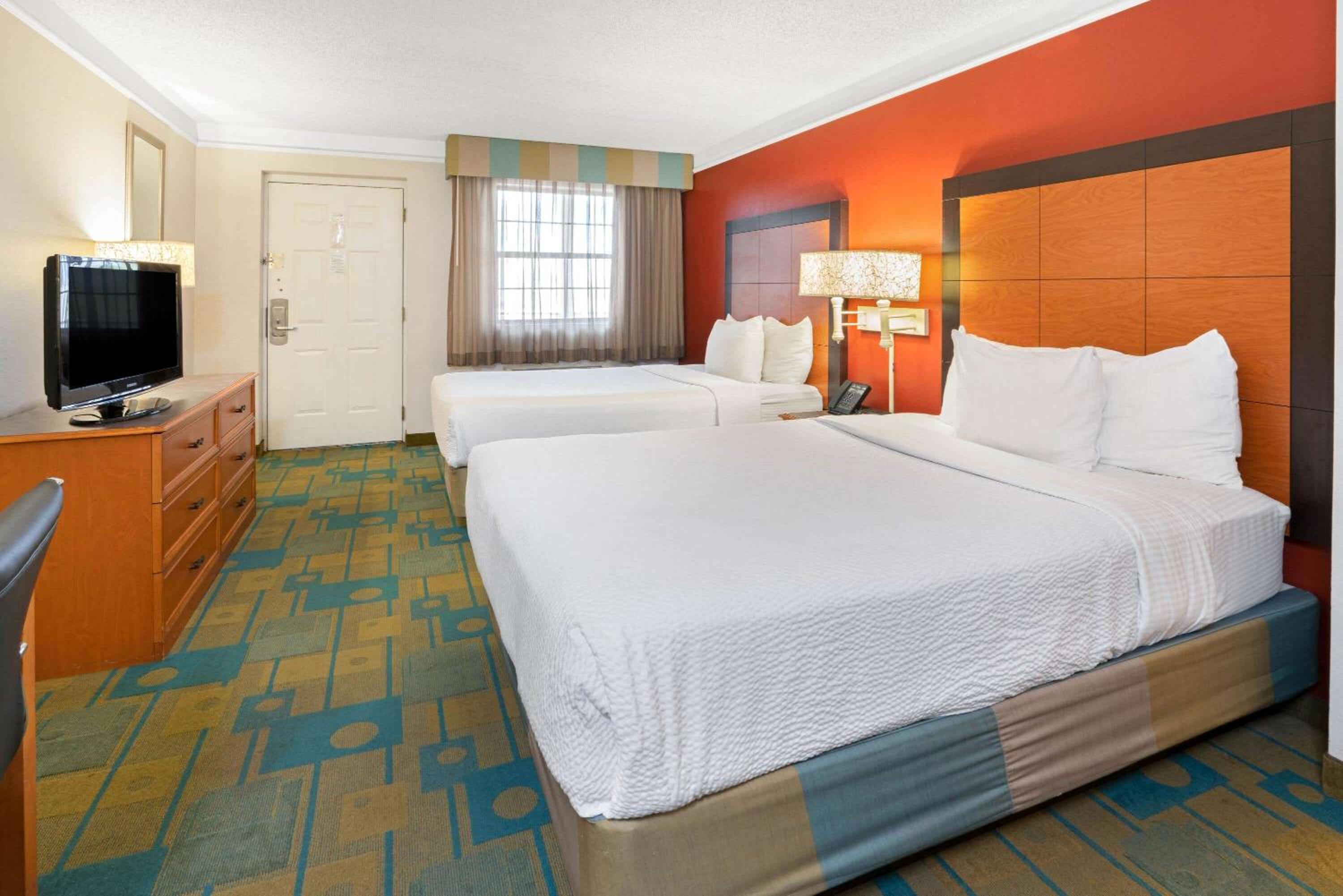 Double Room with Two Double Beds - Photo 2