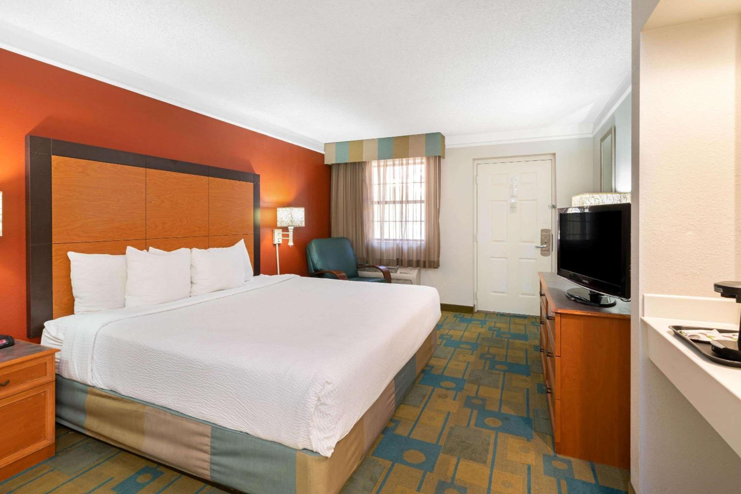 Deluxe King Room - Photo 6