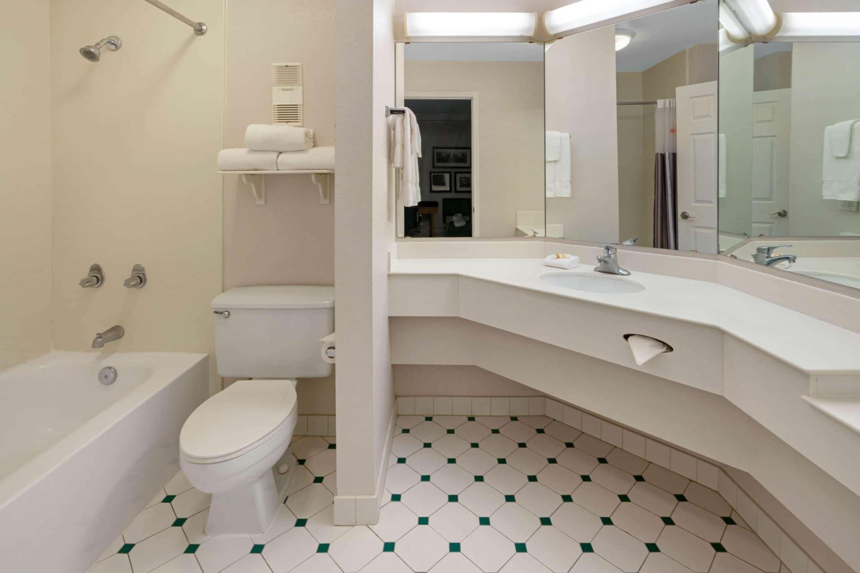One-Bedroom King Suite - Non-Smoking - Photo 3