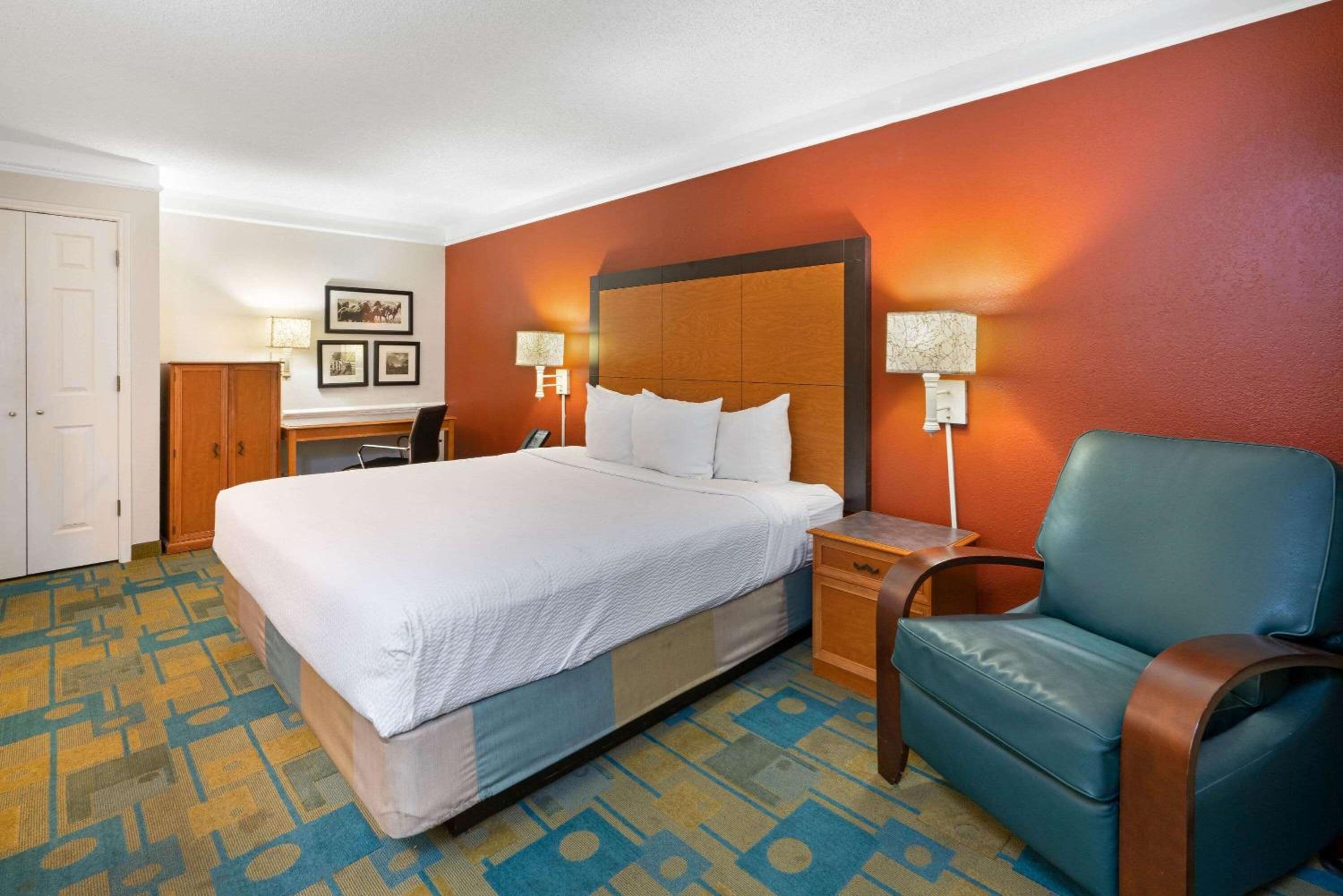 Deluxe King Room - Photo 7