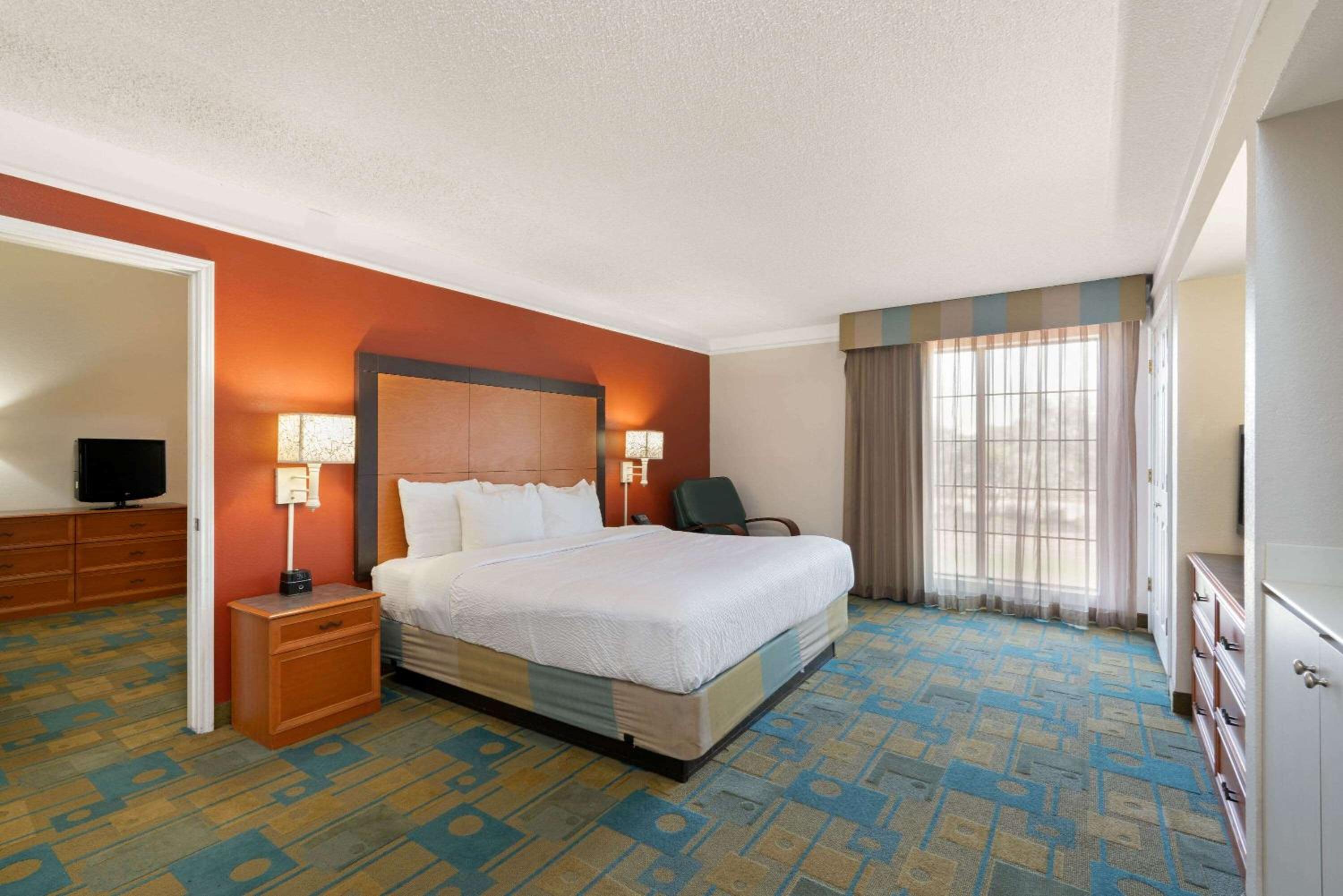 One-Bedroom King Suite - Non-Smoking - Photo 5