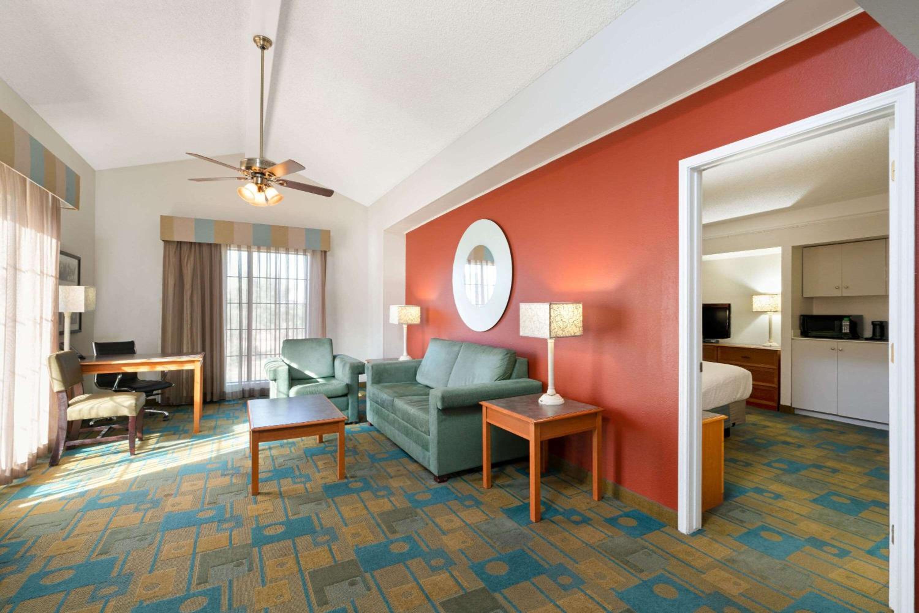 One-Bedroom King Suite - Non-Smoking - Photo 6