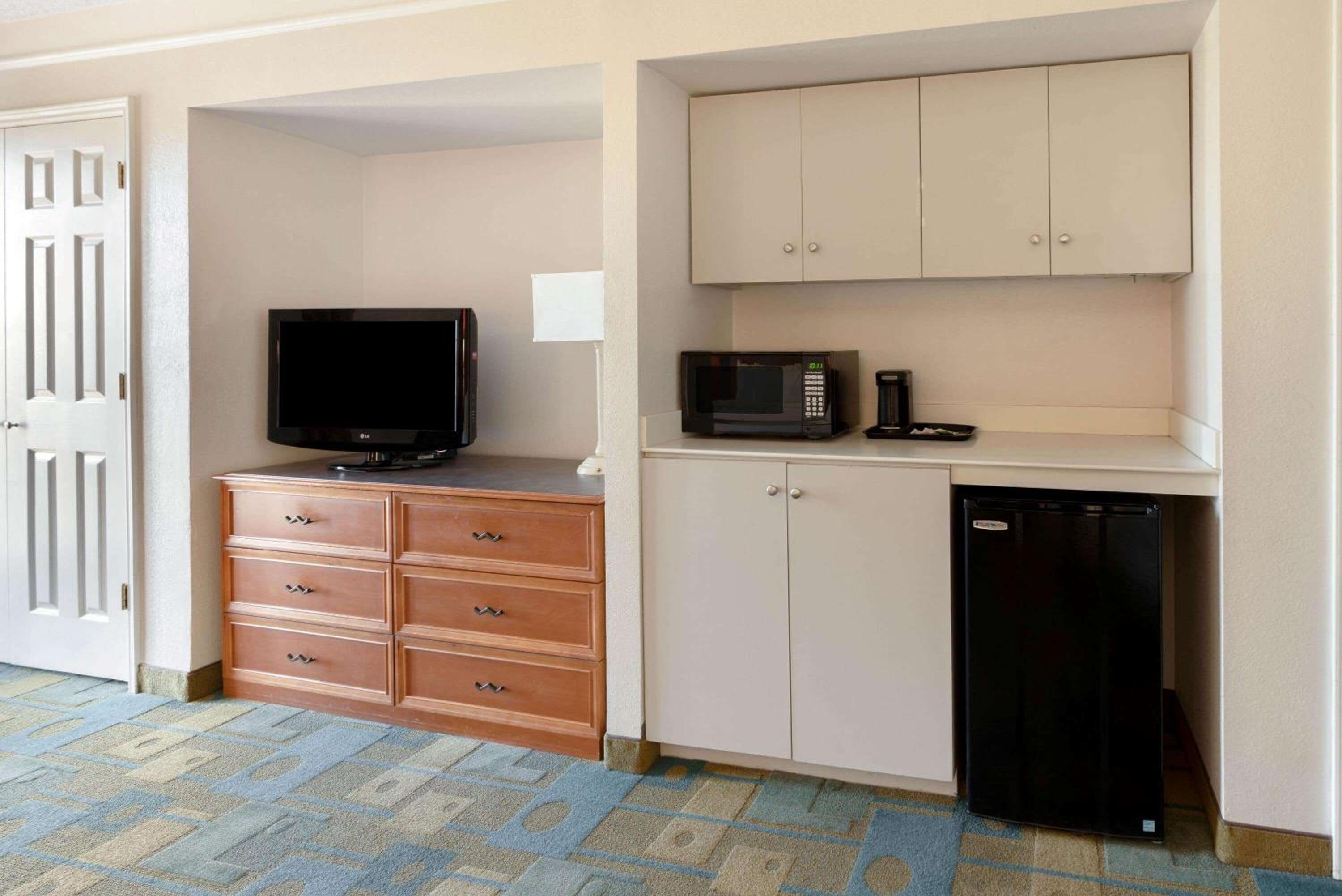 One-Bedroom King Suite - Non-Smoking - Photo 7