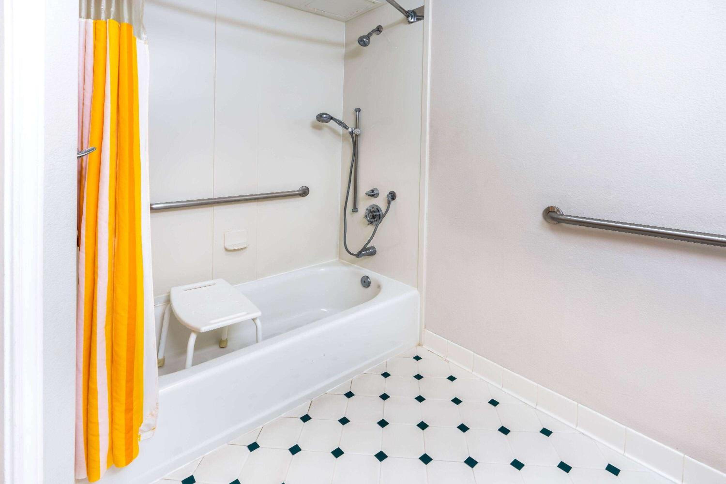 Double Room with Bathtub with Grab Bars - Mobility Accessible/Non-Smoking - Photo 4