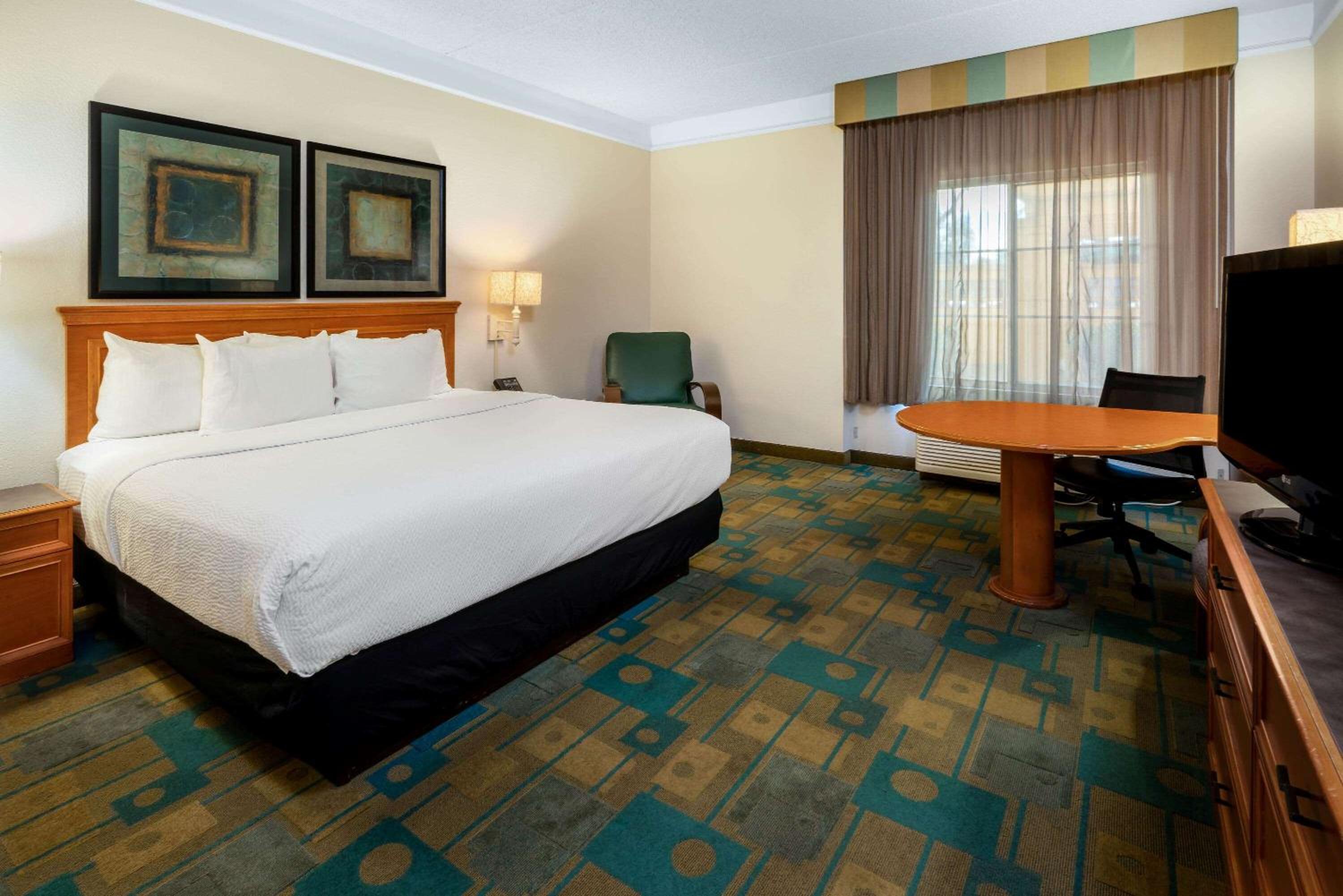 Deluxe King Room - Photo 3