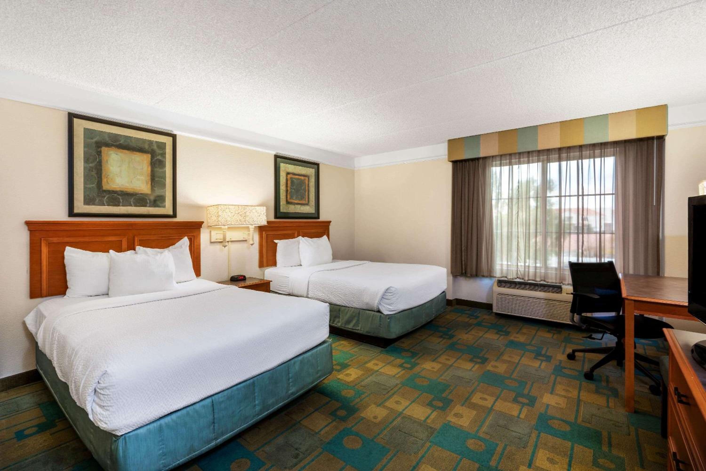 Double Room with Two Double Beds - Photo 2