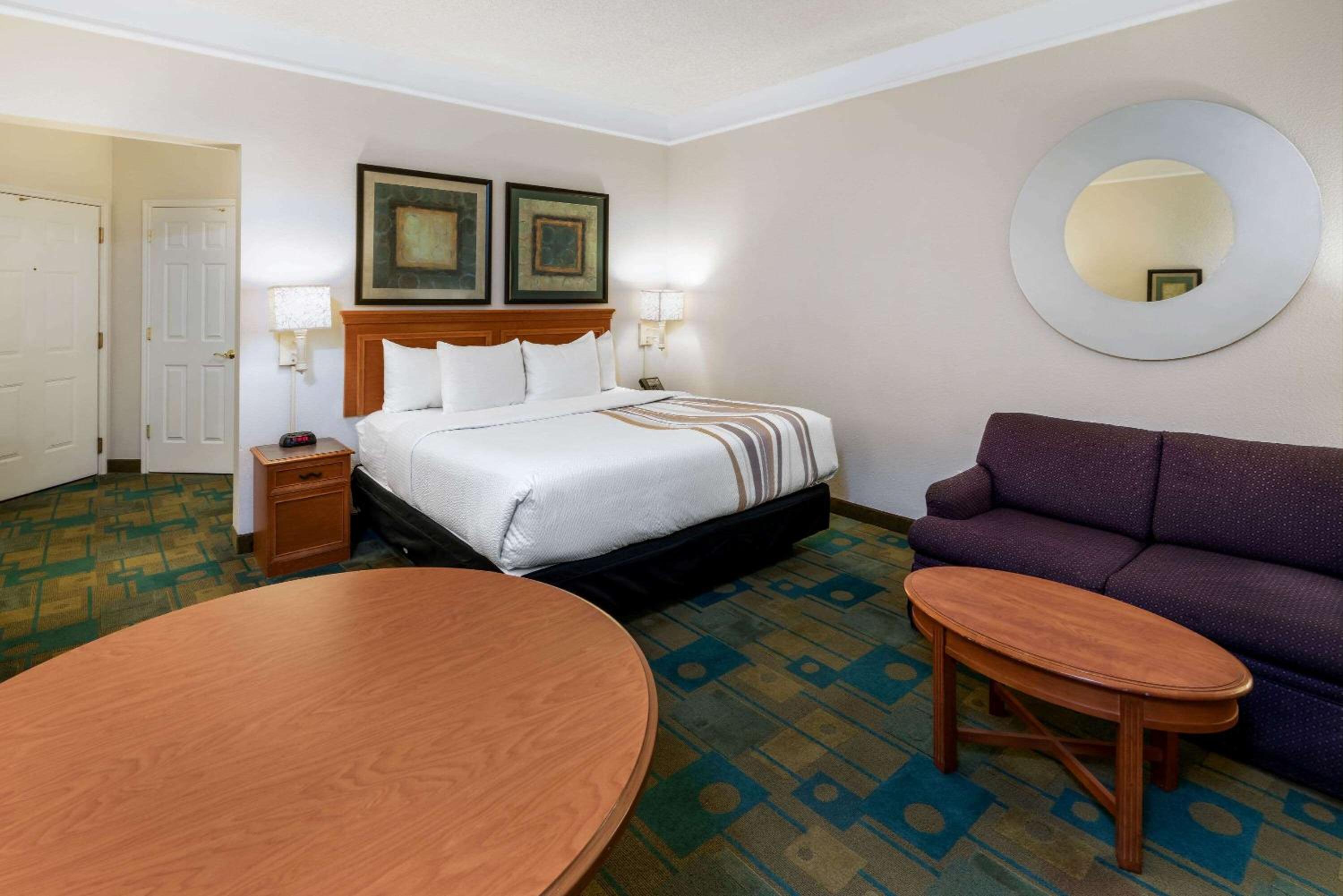 Deluxe King Room - Non-Smoking - Photo 4