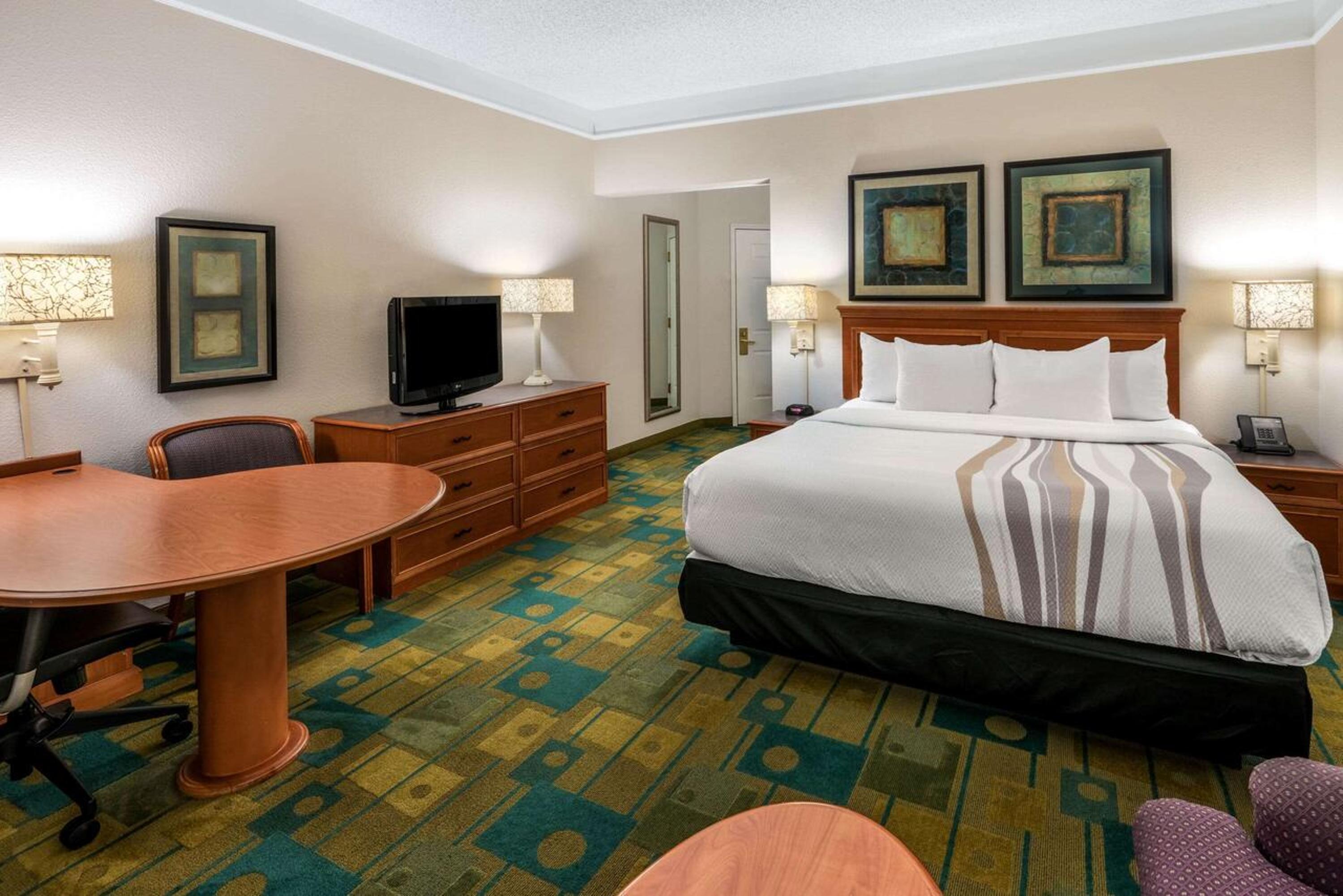 Deluxe King Room - Non-Smoking - Photo 1