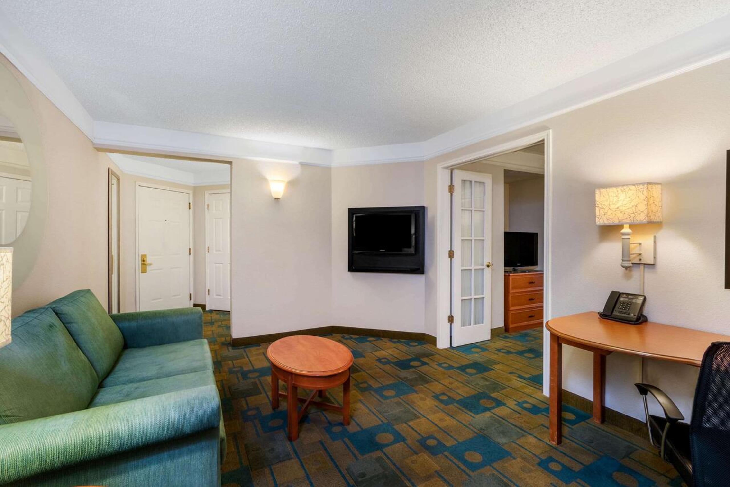 One-Bedroom Suite with One King Bed - Non-Smoking - Photo 3