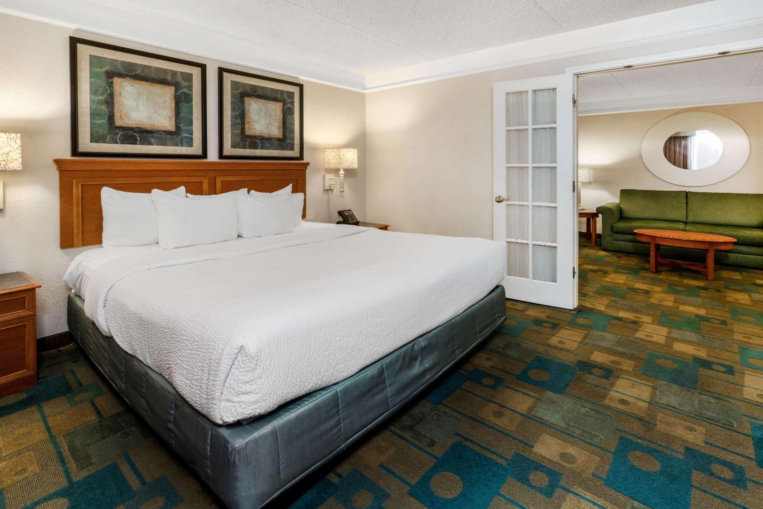 One-Bedroom Suite with One King Bed - Non-Smoking - Photo 2