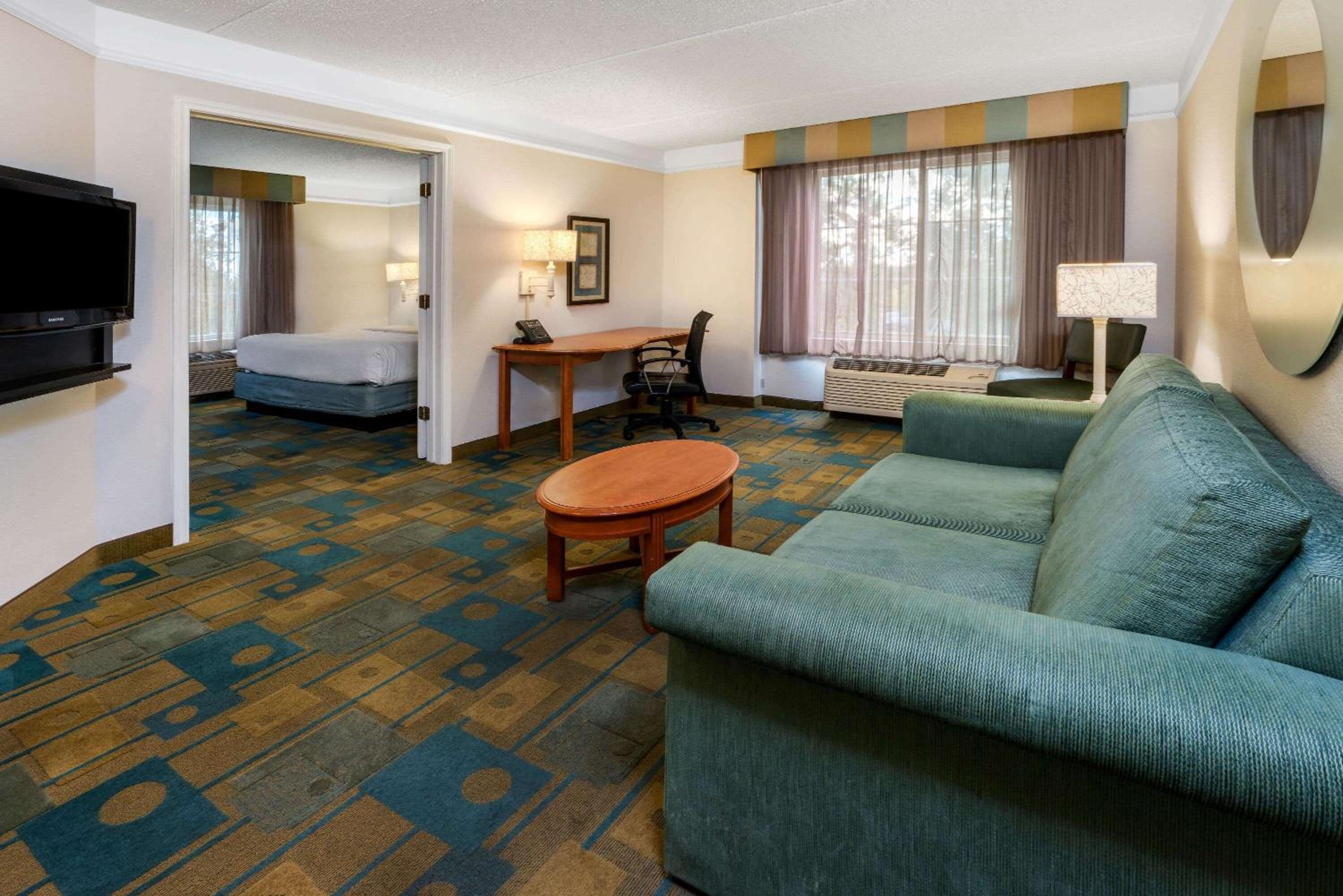 One-Bedroom Suite with One King Bed - Non-Smoking - Photo 1