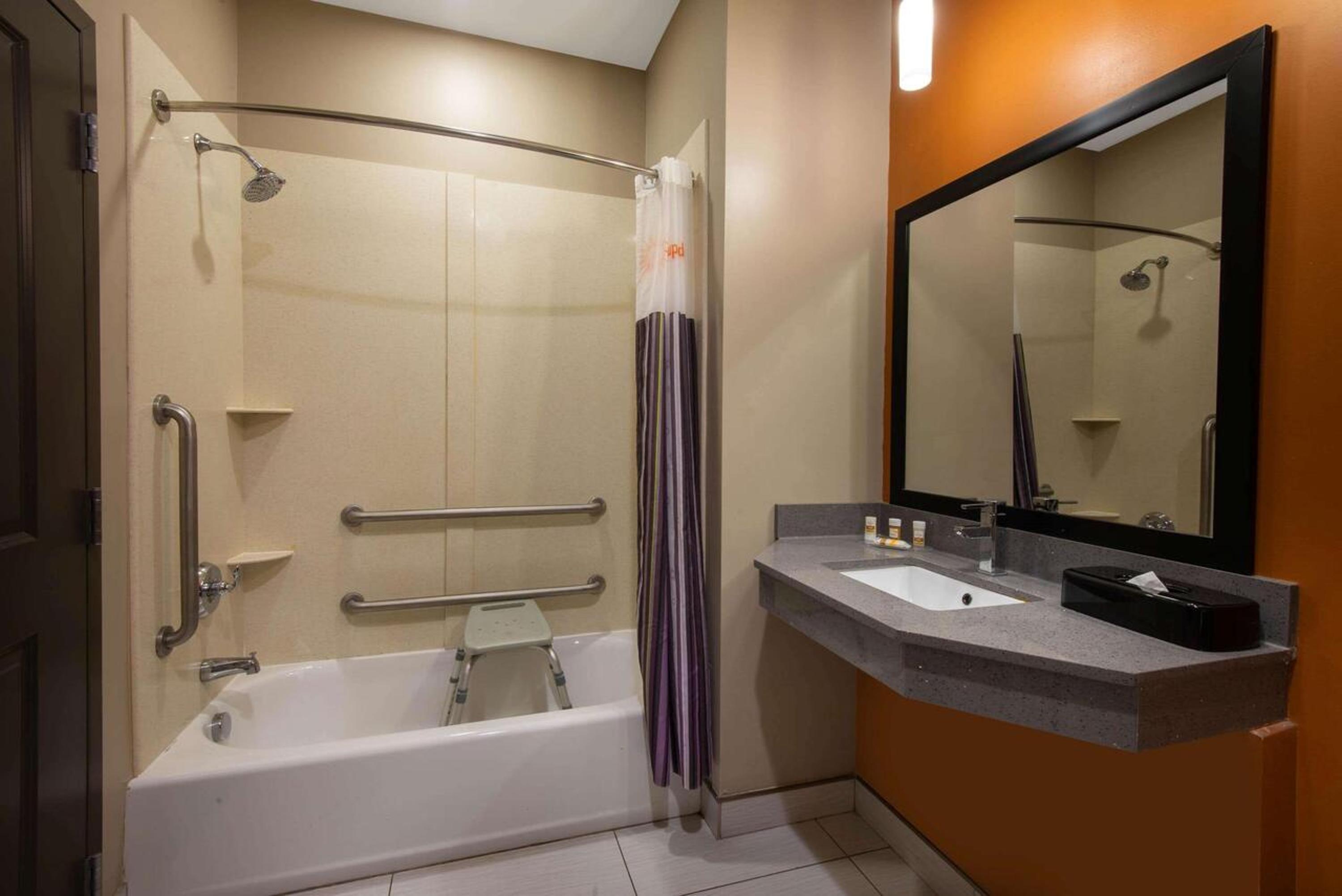 Queen Room with Two Queen Beds and Mobility/Hearing Access - Non-Smoking - Photo 5
