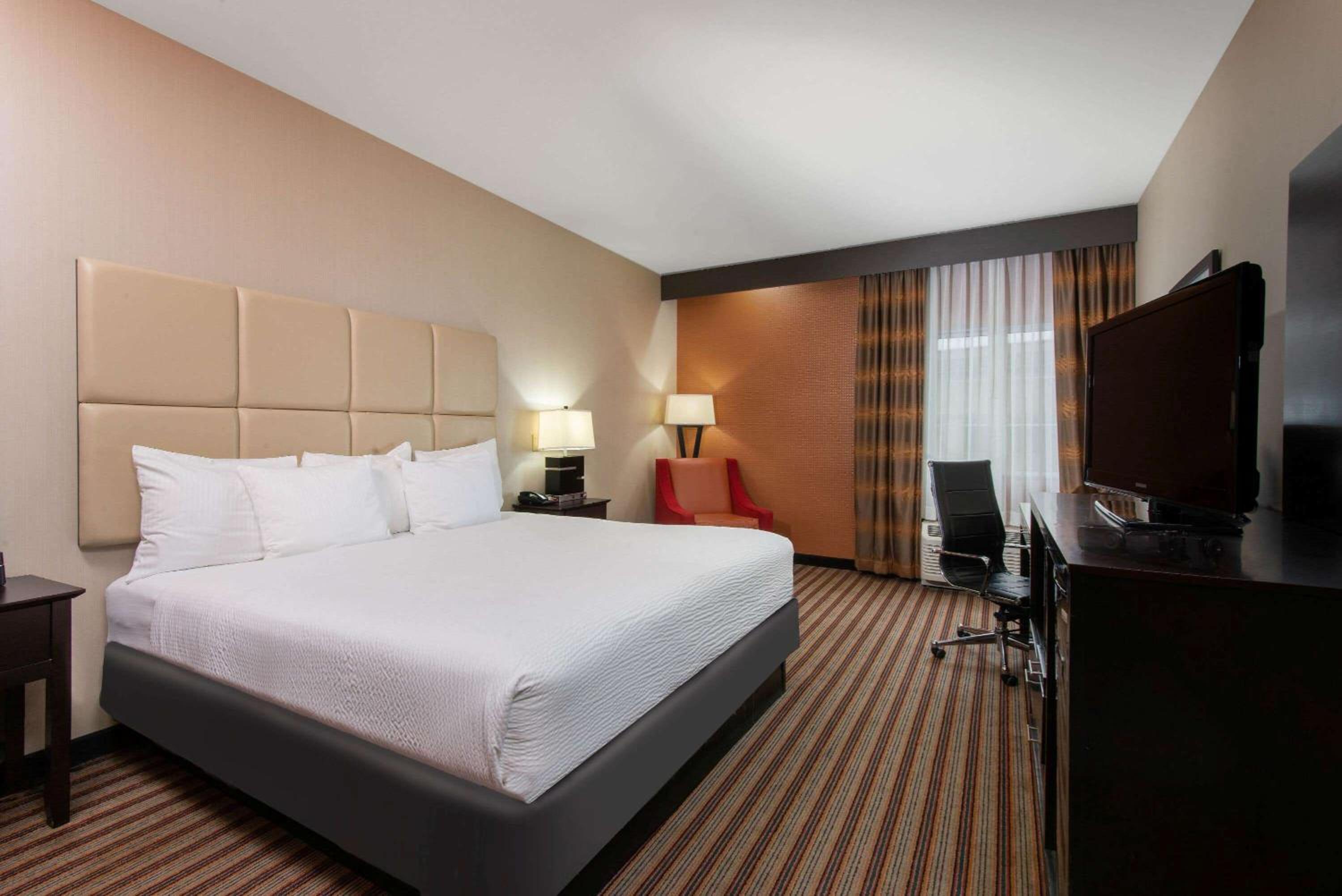 King Room - Non-Smoking - Photo 5