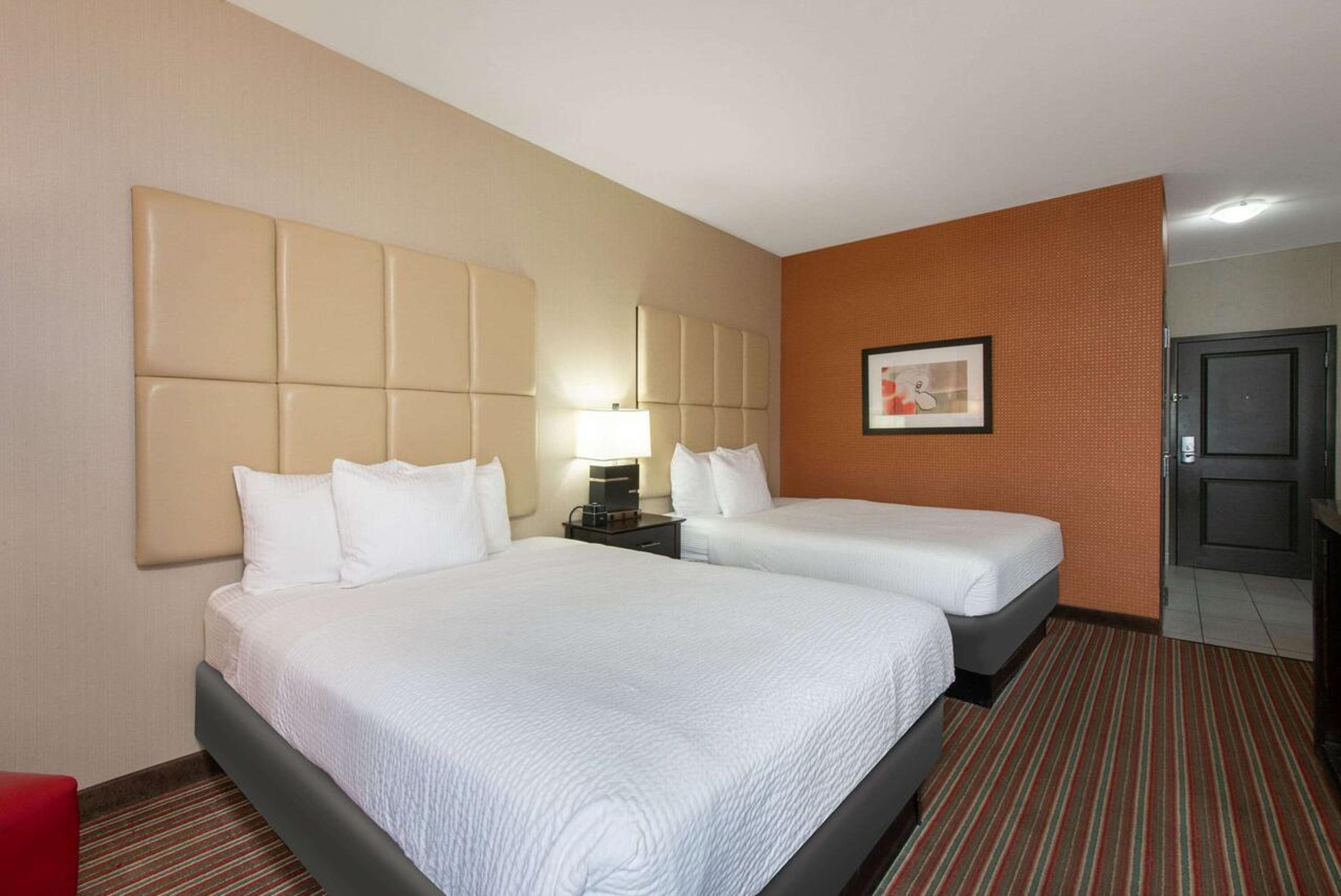 Queen Room with Two Queen Beds - Non-Smoking - Photo 5