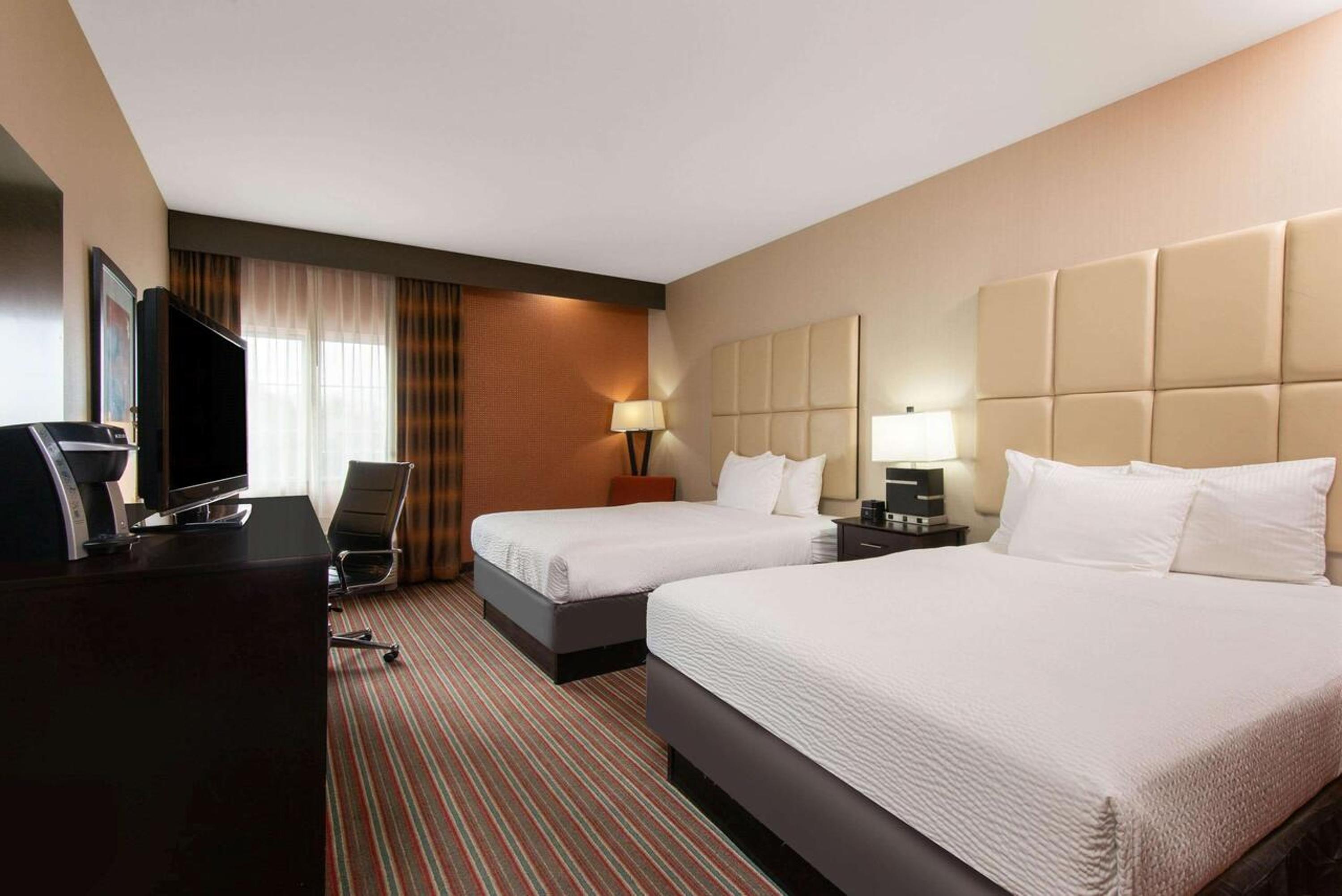 Queen Room with Two Queen Beds - Non-Smoking - Photo 4