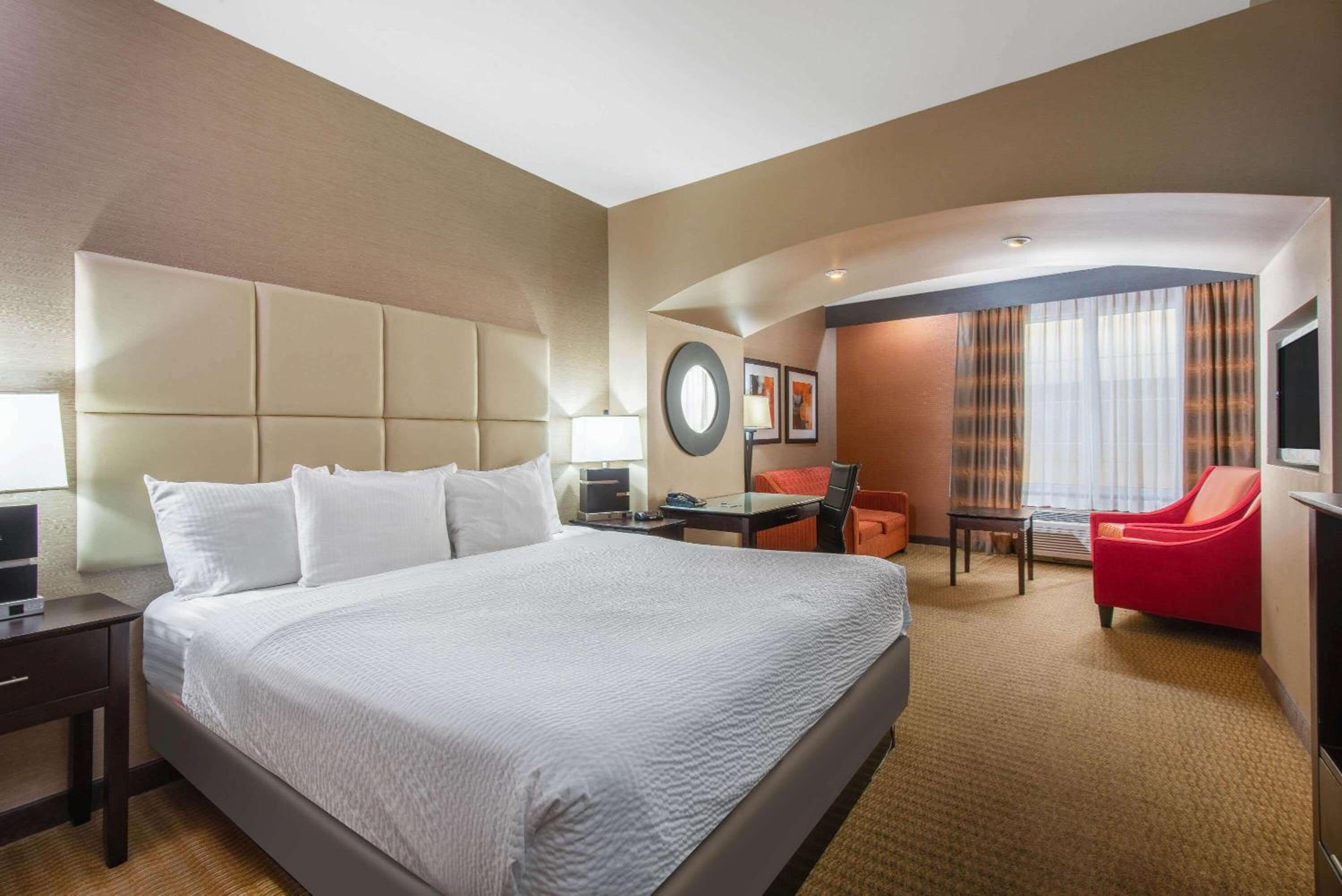 Executive King Room - Non-Smoking - Photo 4