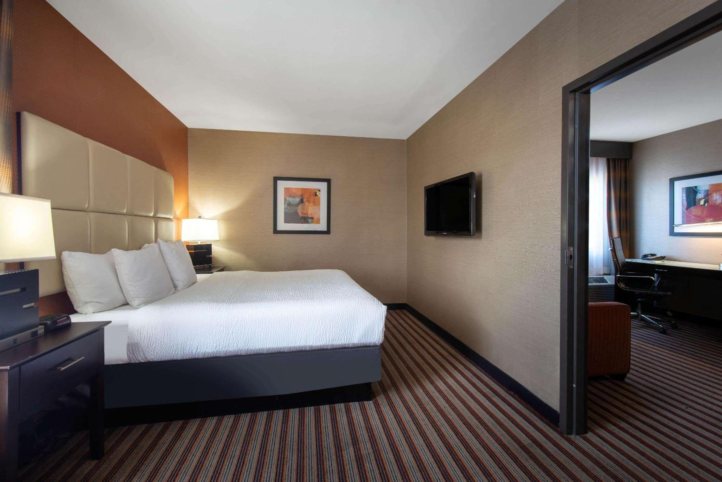 One-Bedroom King Suite - Non-Smoking - Photo 5
