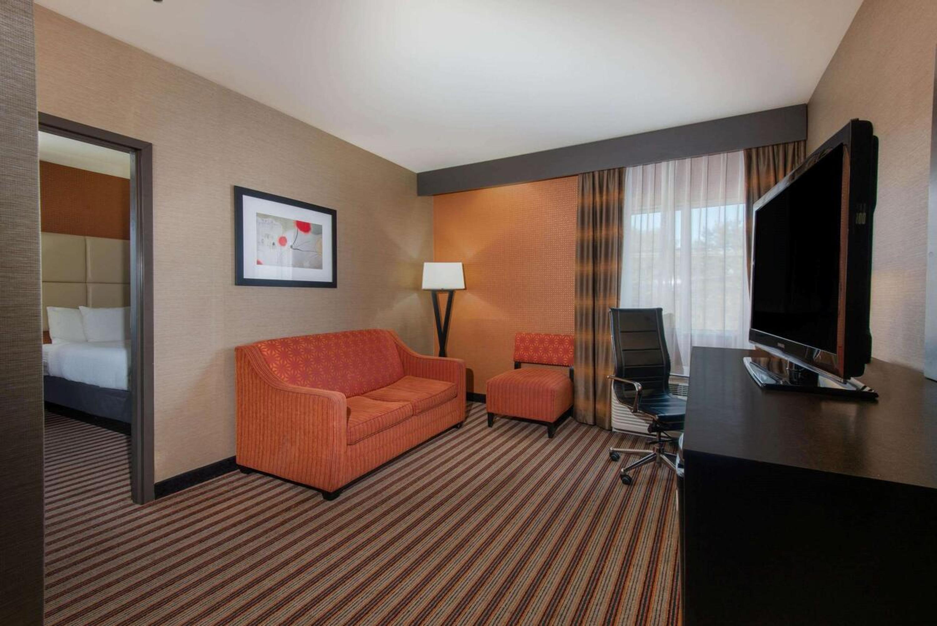 One-Bedroom King Suite - Non-Smoking - Photo 4