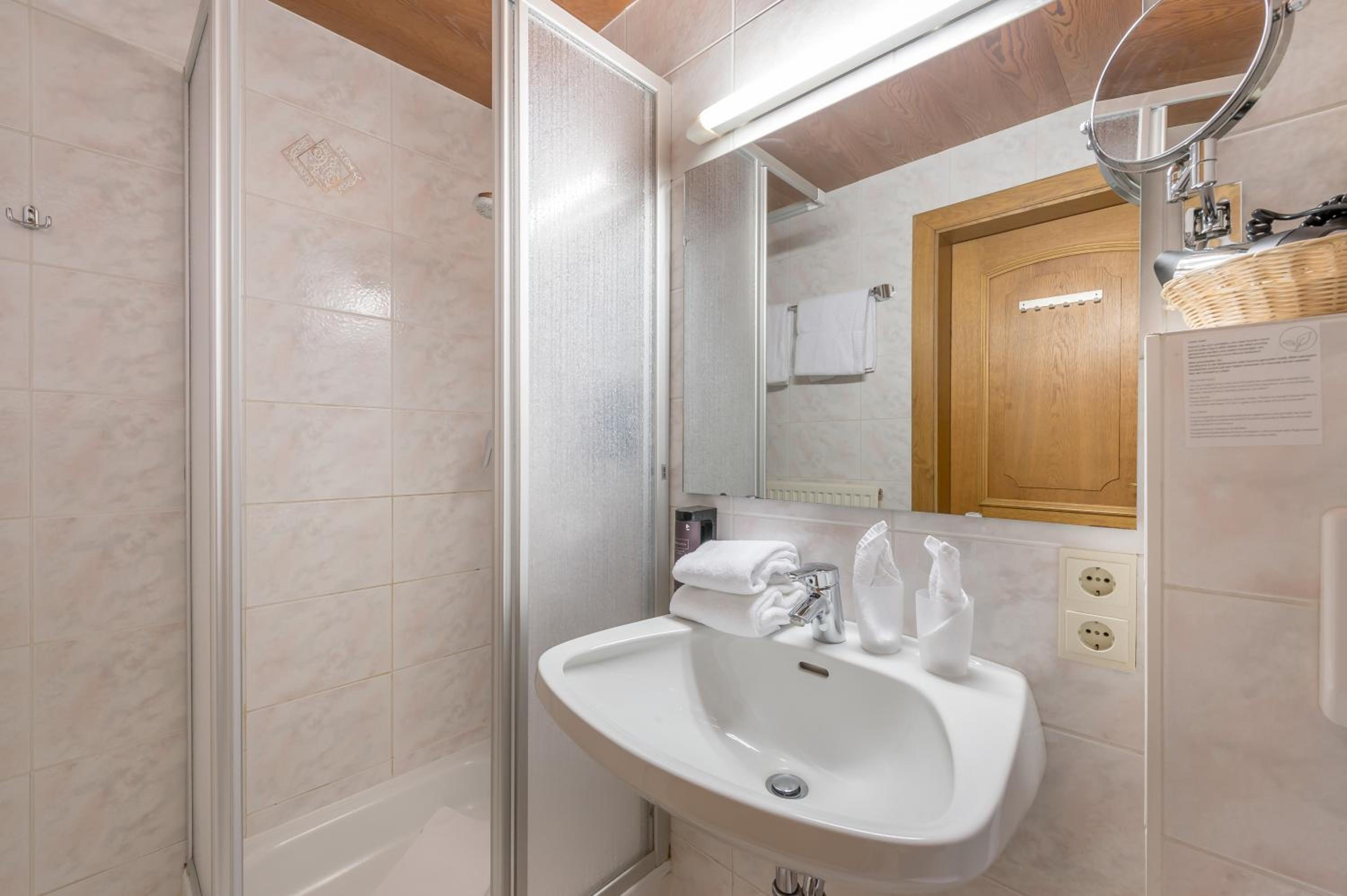 Deluxe Double Room - Photo 9