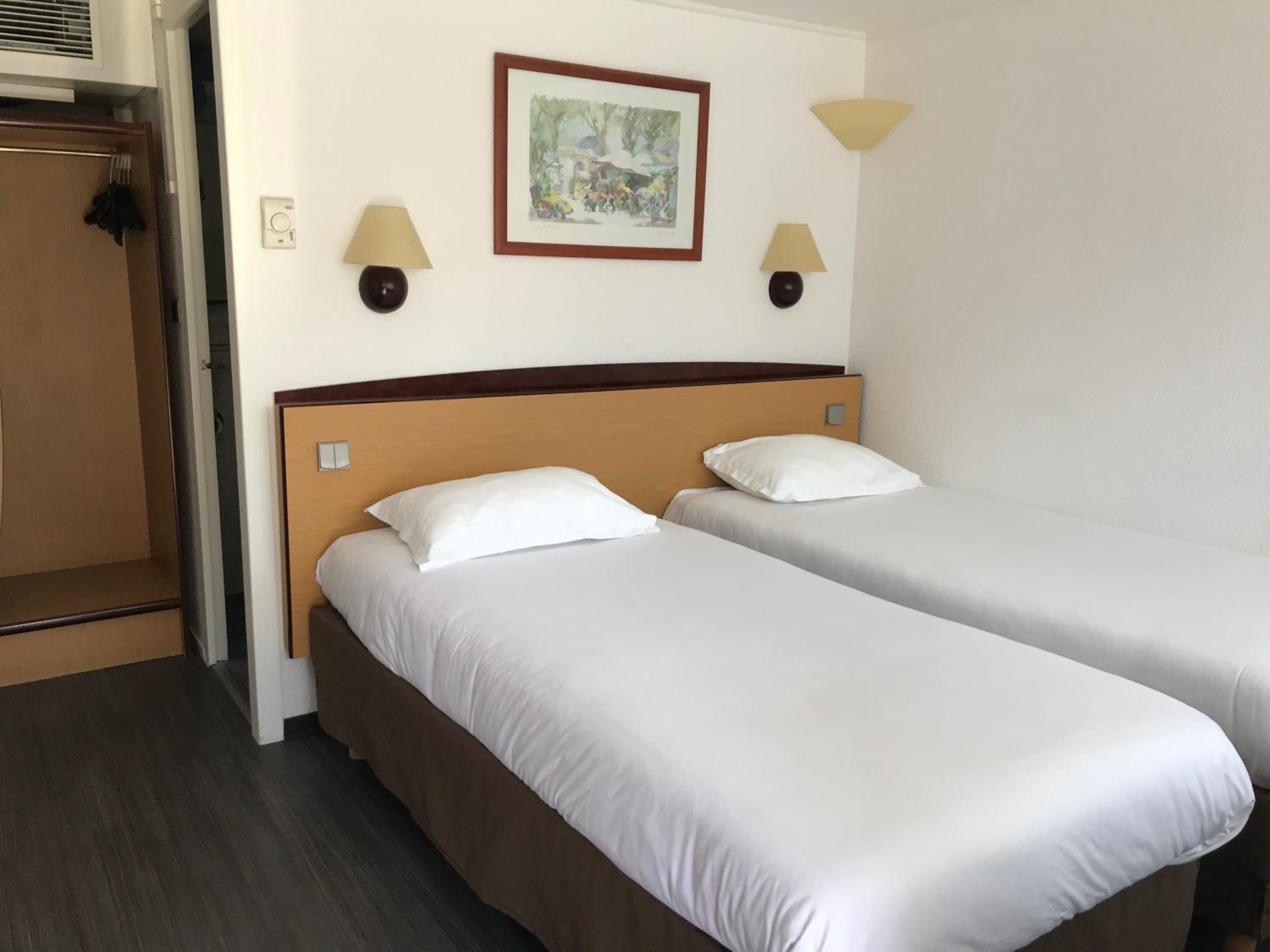 Twin Room - Photo 11