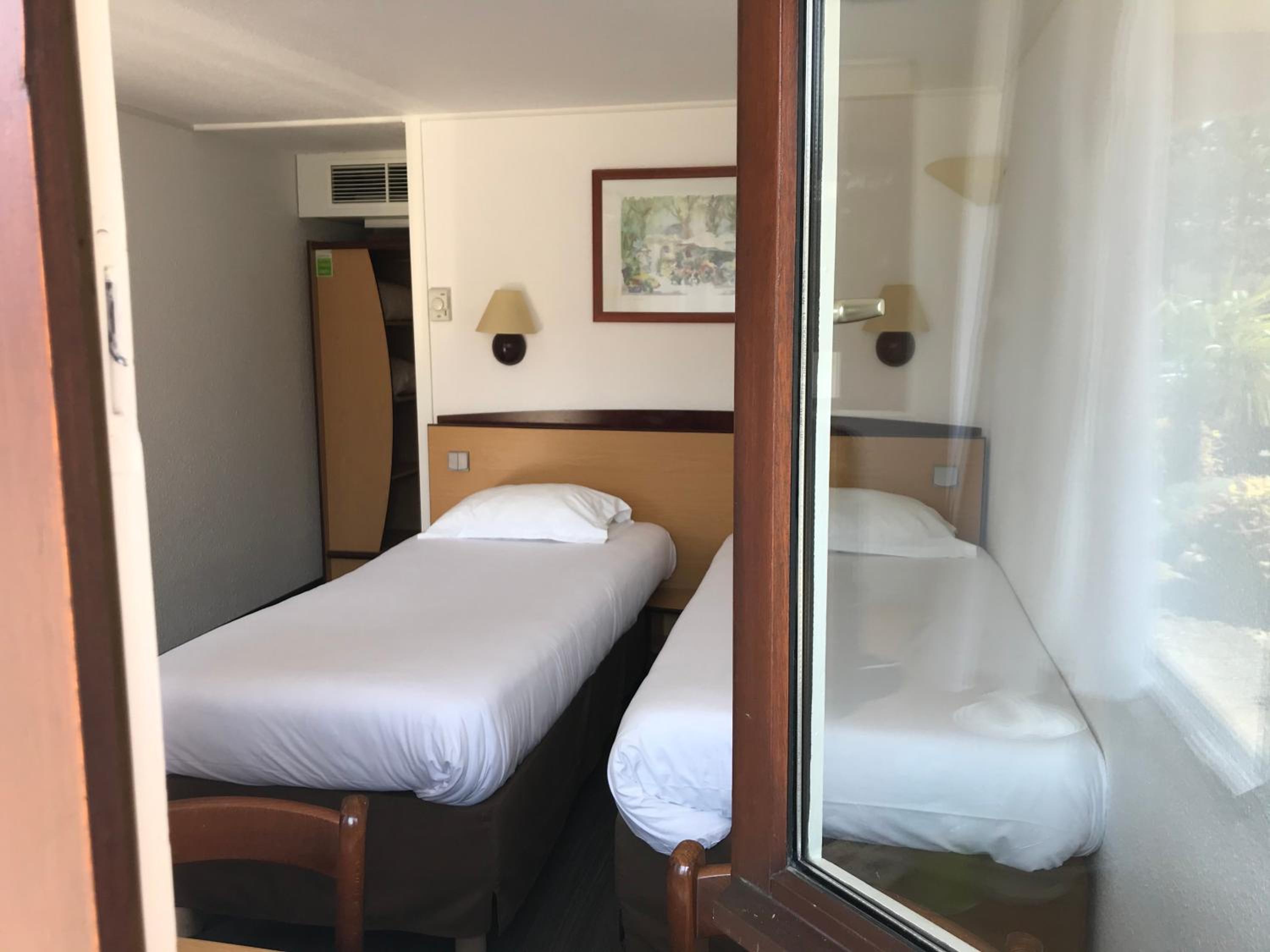 Twin Room - Photo 2
