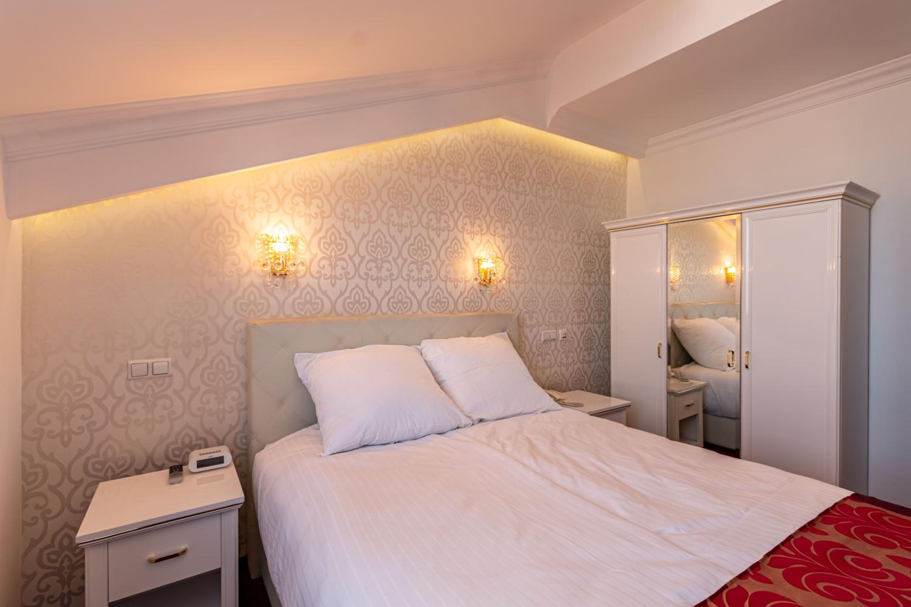 Deluxe Double Room with Bath photo 2