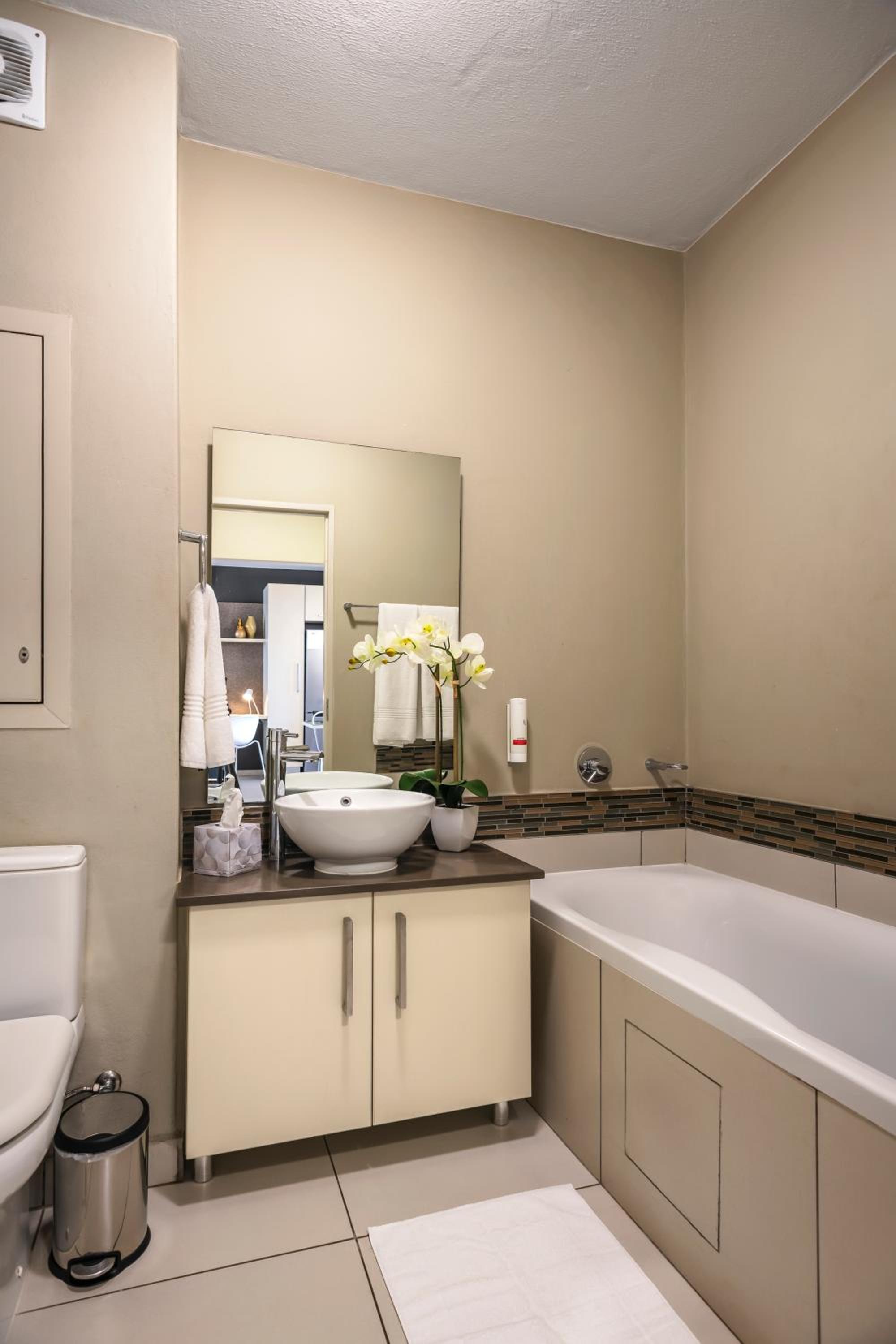 Two-Bedroom Two Bathroom Apartment photo 3