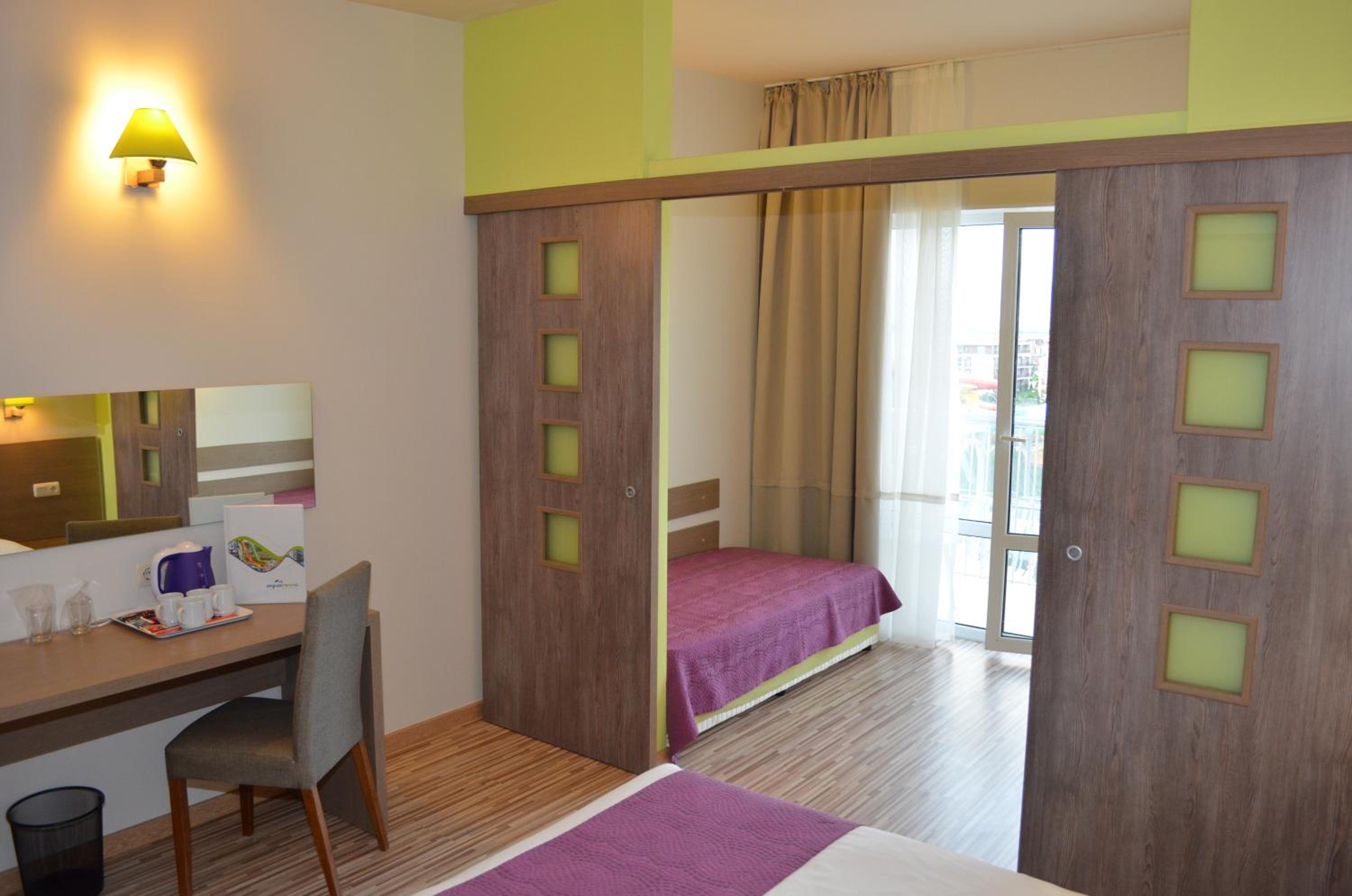 One-Bedroom Suite with Sliding Door and Balcony photo 3