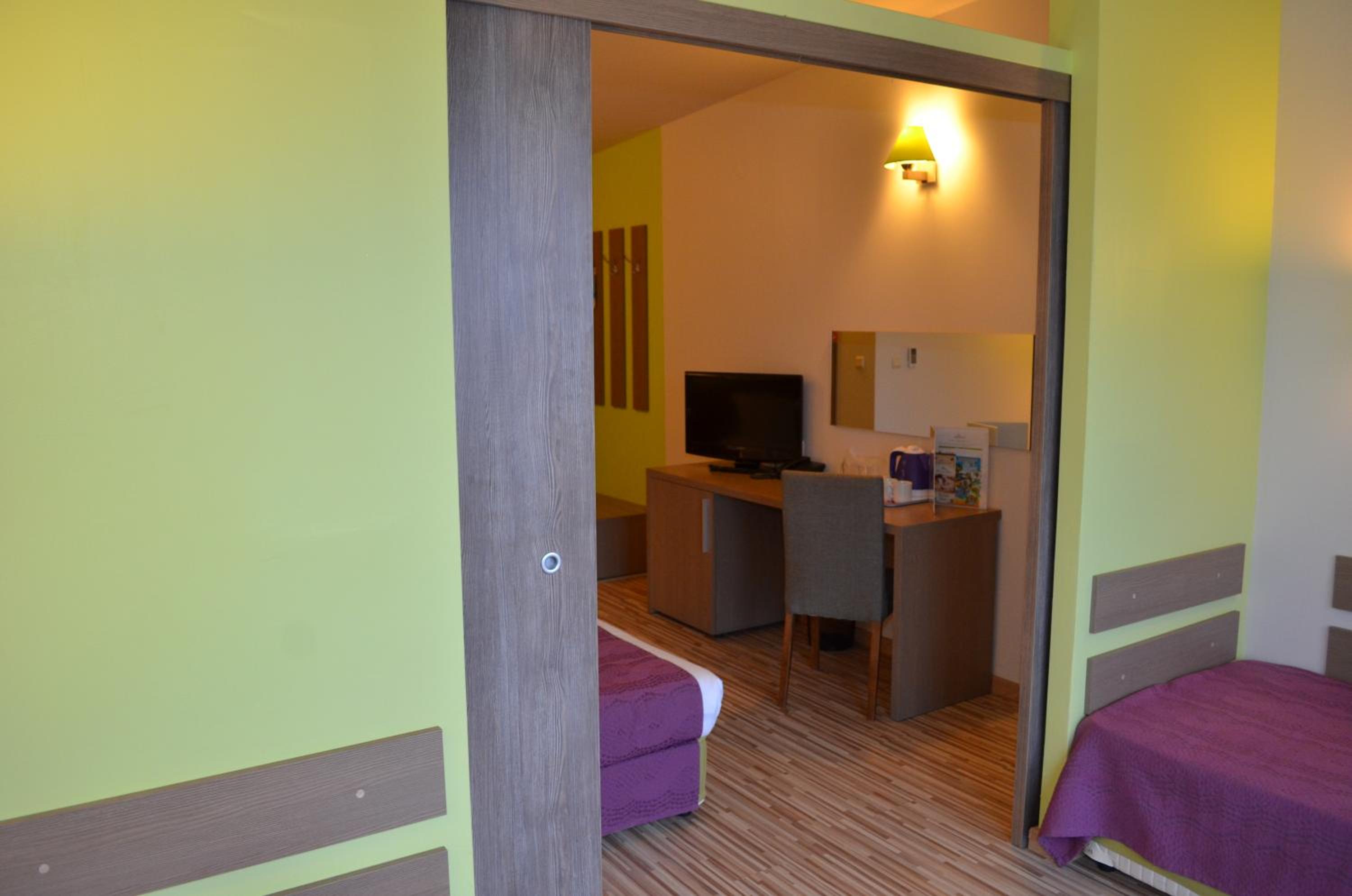 One-Bedroom Suite with Sliding Door and Balcony photo 2