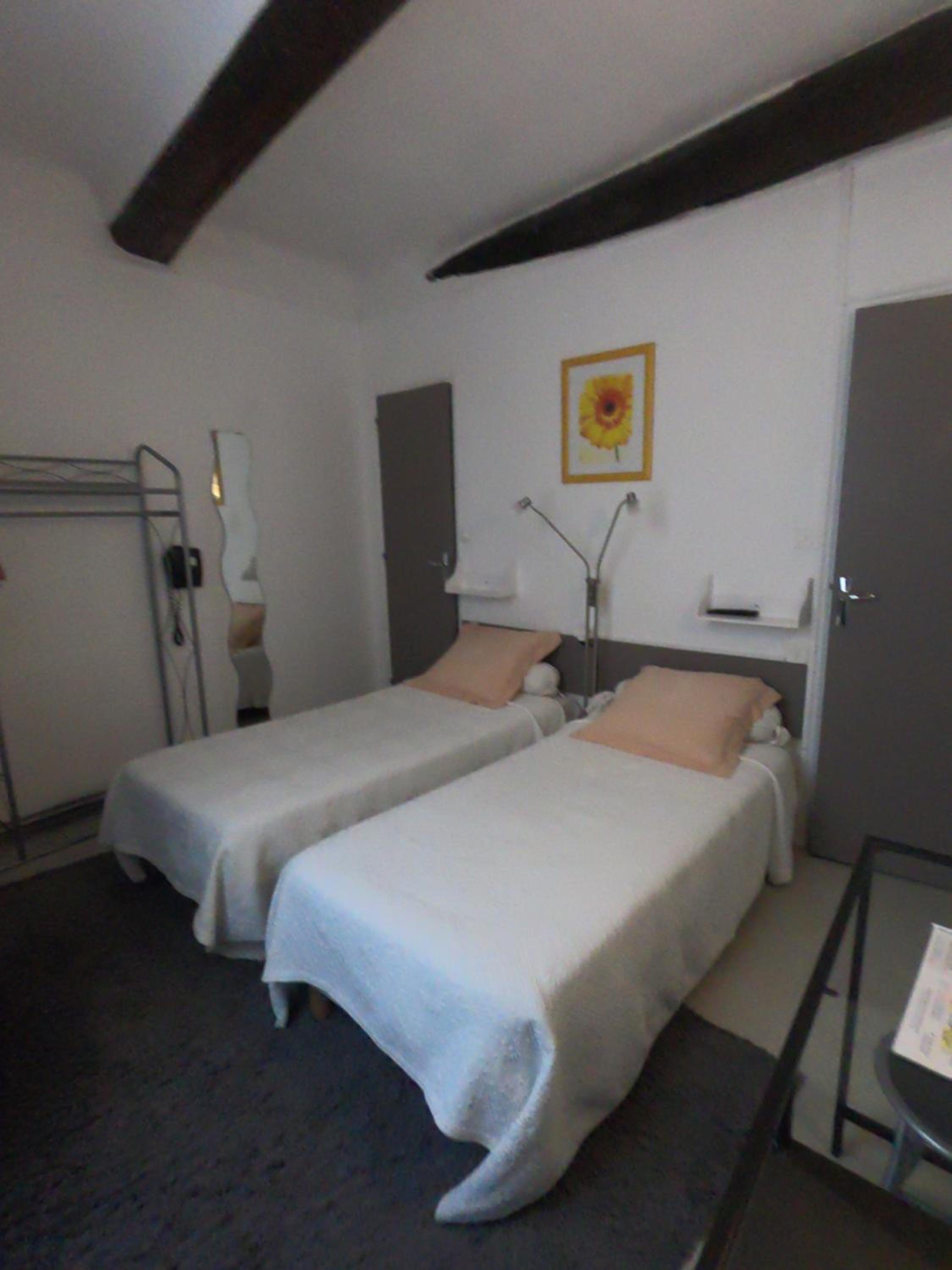 Small Twin Room - Photo 1