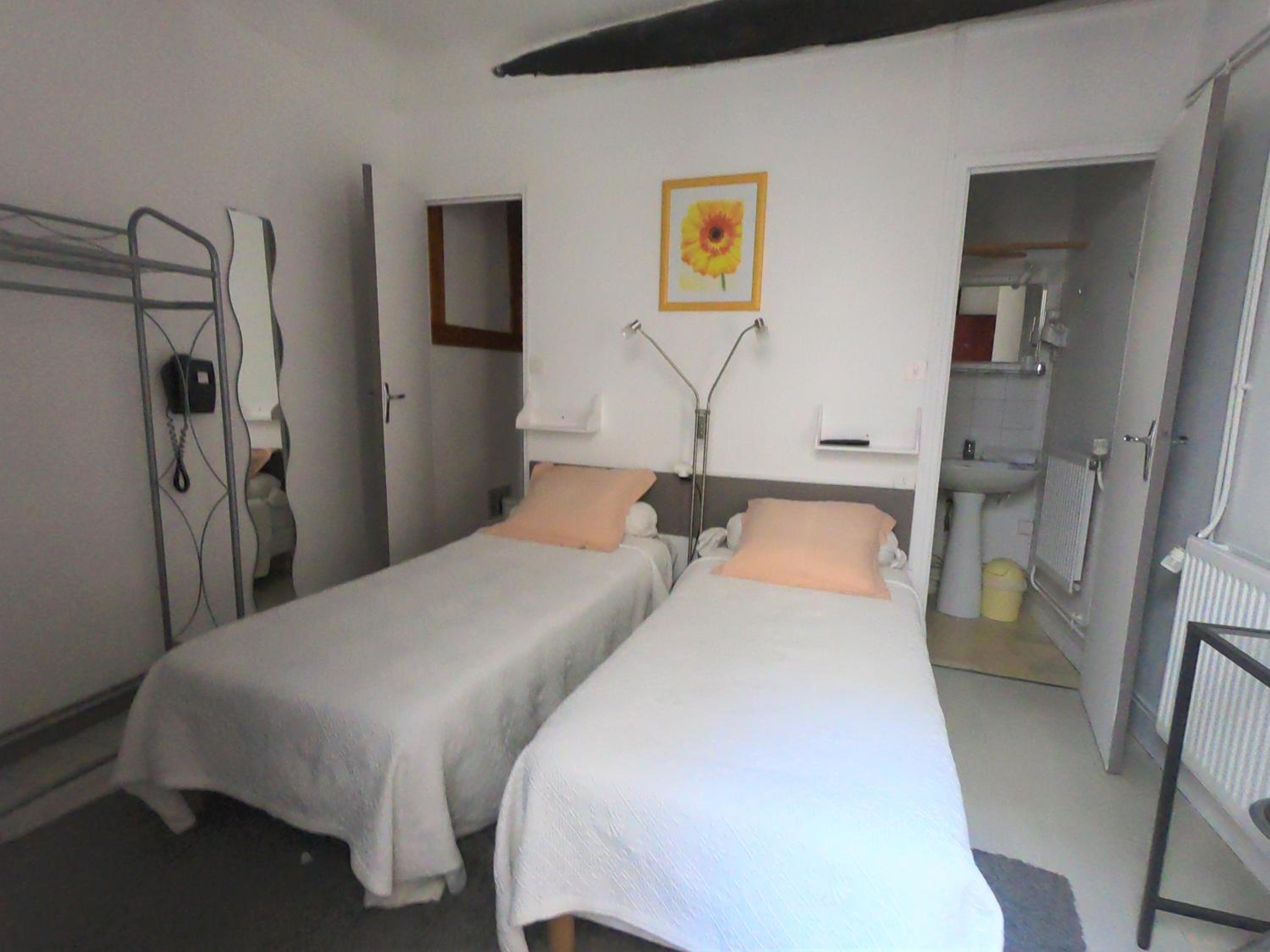 Small Twin Room - Photo 6