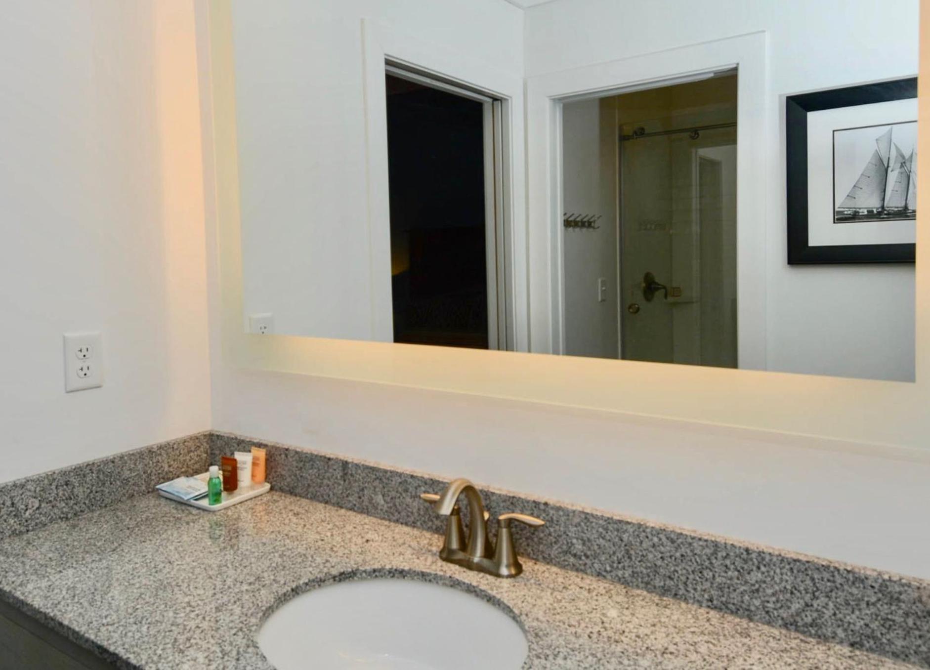 Shore Choice Queen Suite photo 3