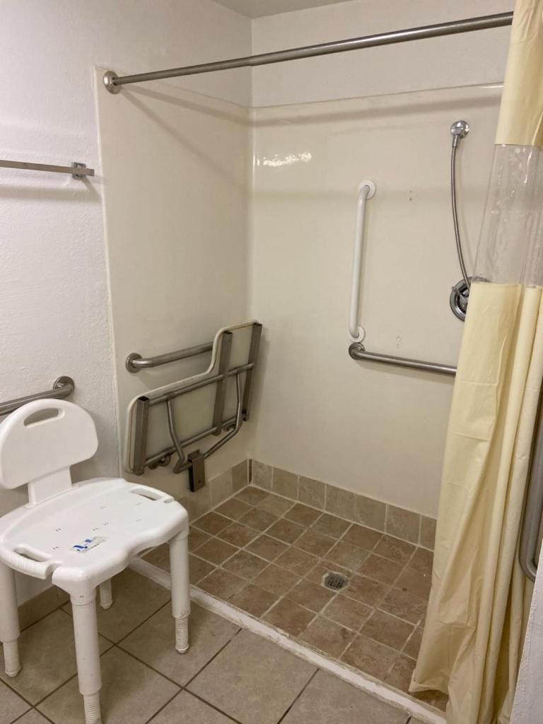 Queen Room with Roll-In Shower - Accessible/Non-Smoking - Photo 3