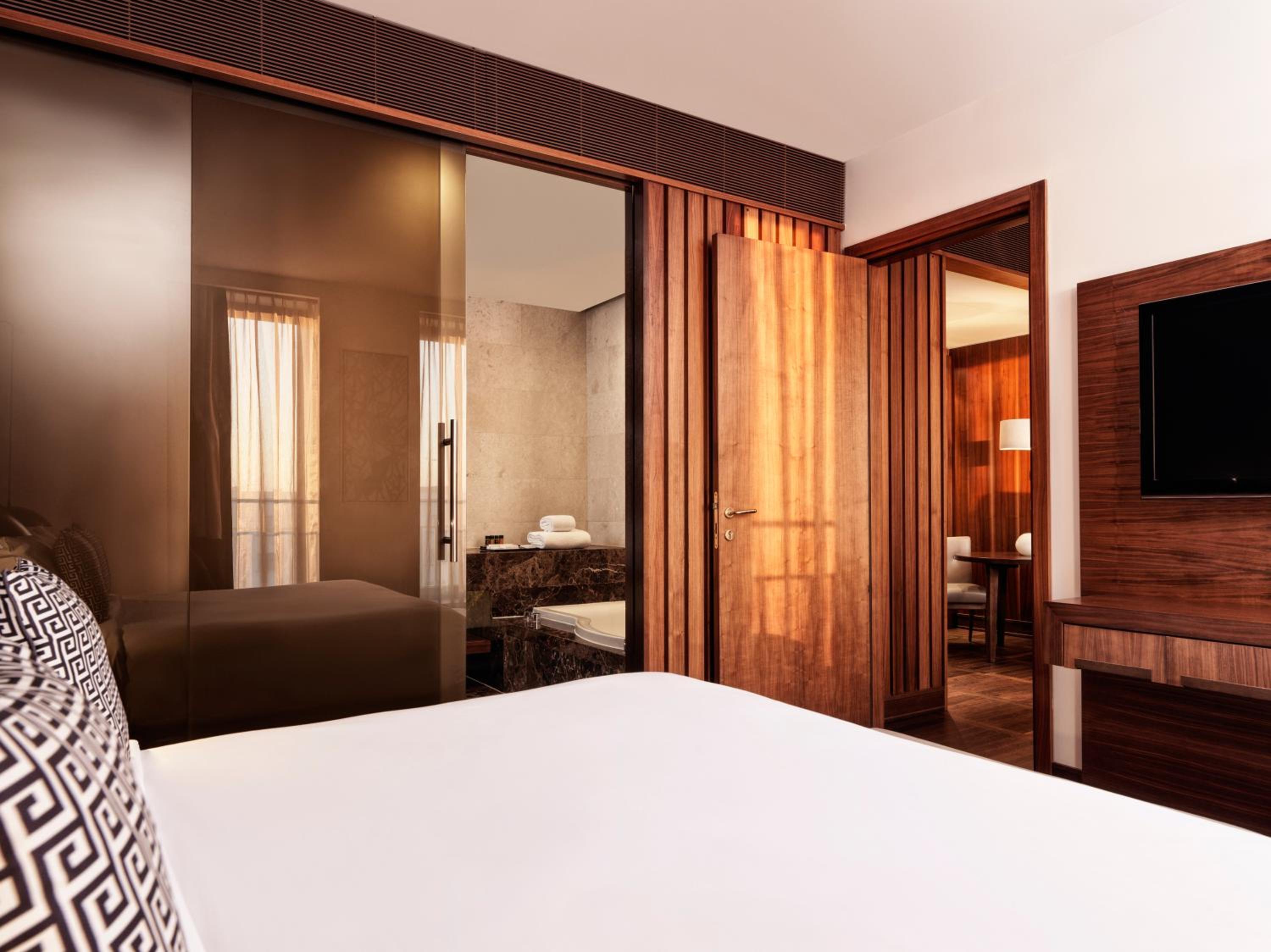 Executive Suite - Photo 1