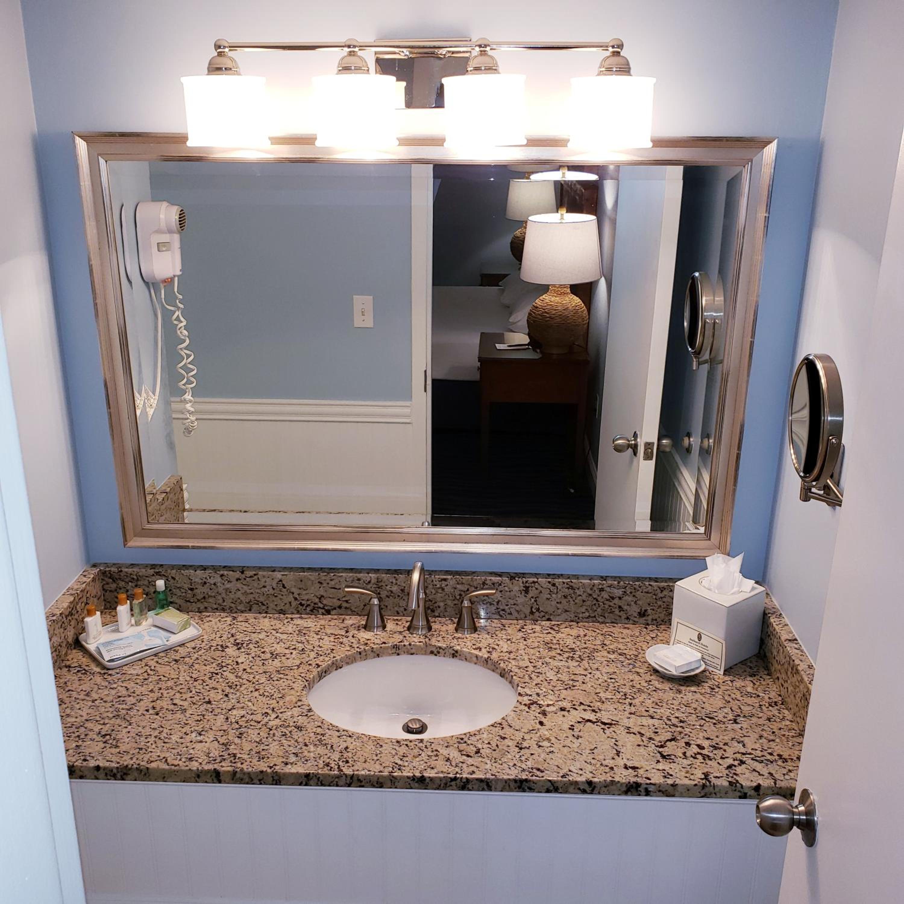 Sea Glass Queen Suite (Avenue II) photo 2
