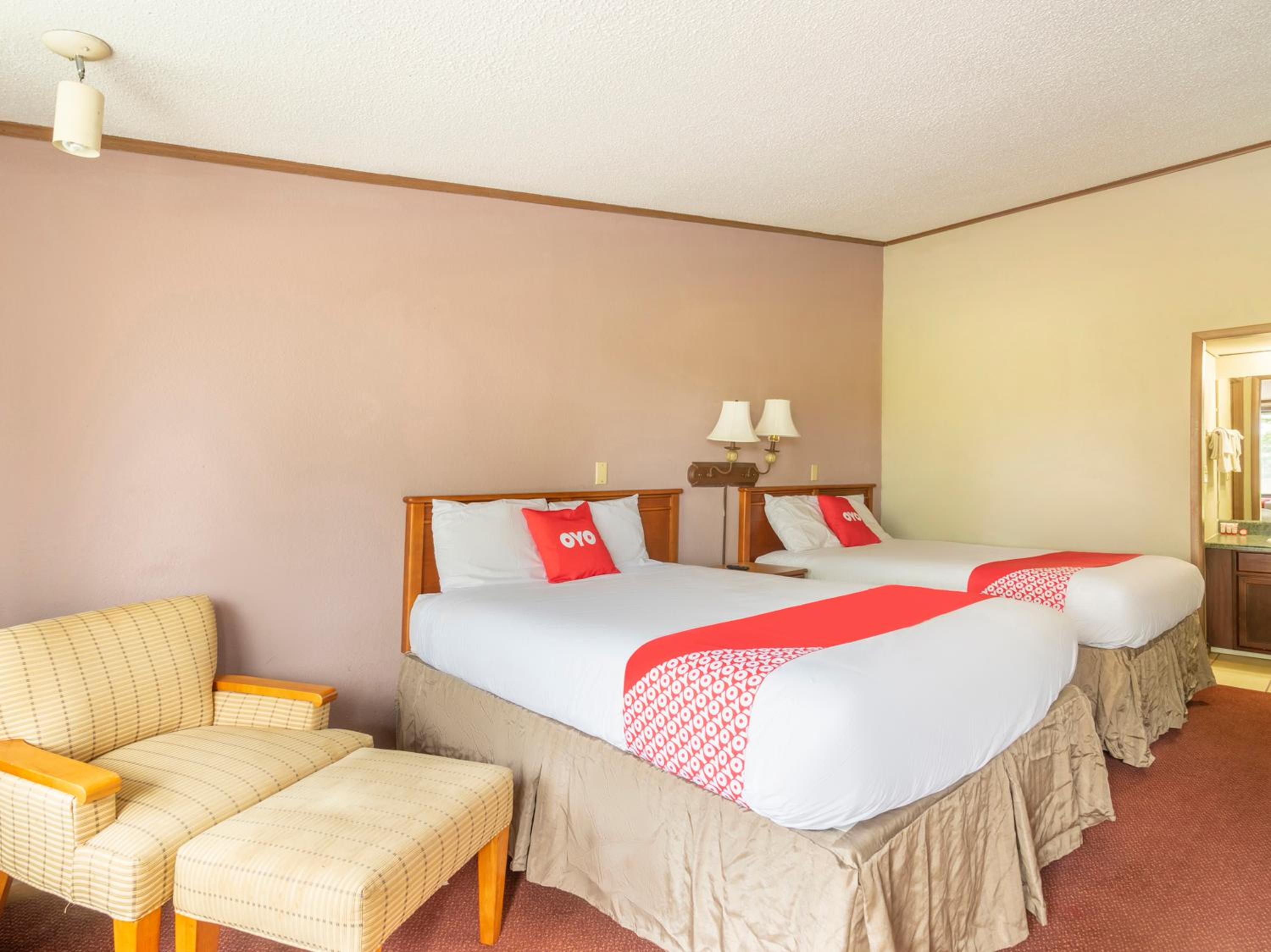 Double Room with Two Double Beds - Photo 2