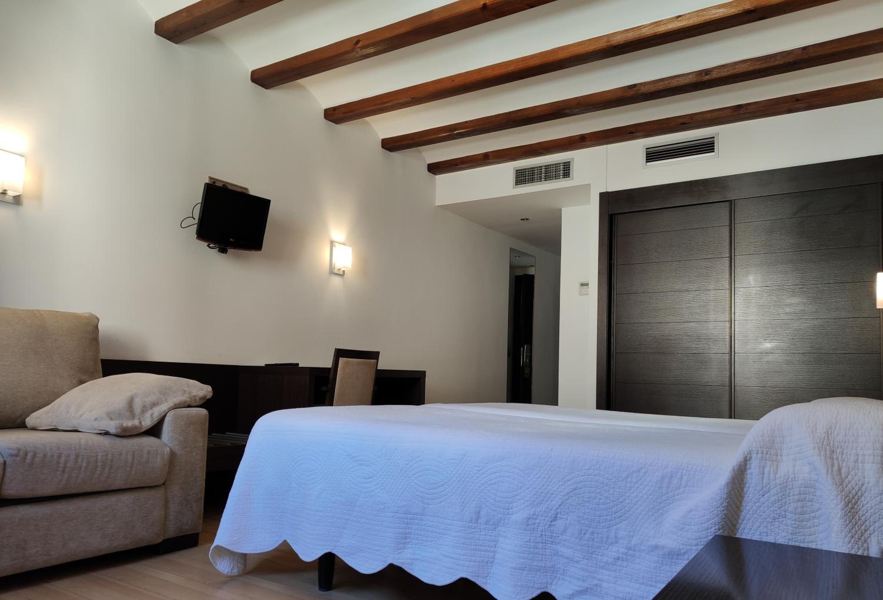Twin Room - Photo 3